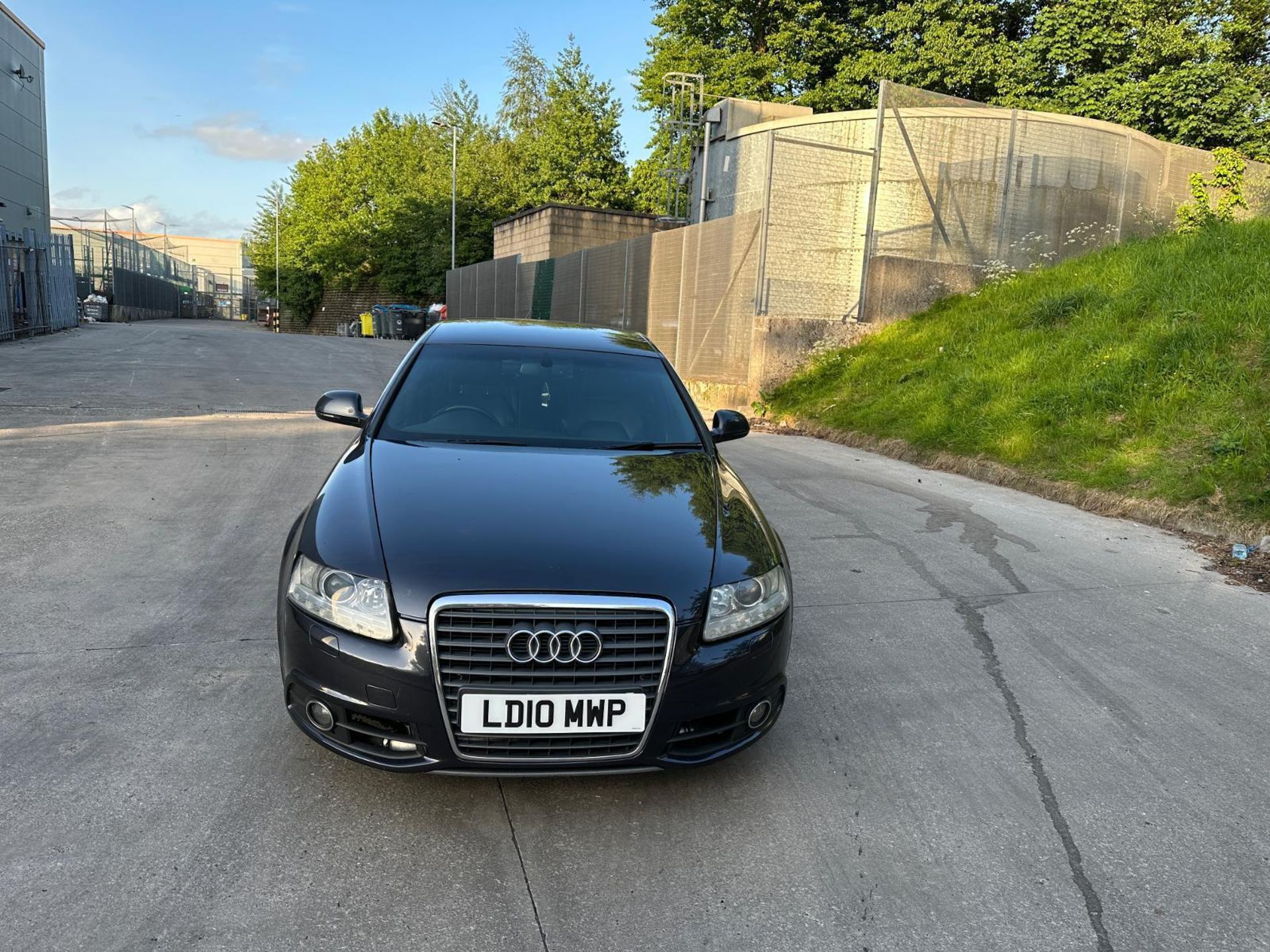TECH-SAVVY AUDI A6: ON-BOARD COMPUTER AND MORE 4 DOOR SALOON GREY AUTOMATIC (NO VAT ON HAMMER - Image 4 of 12
