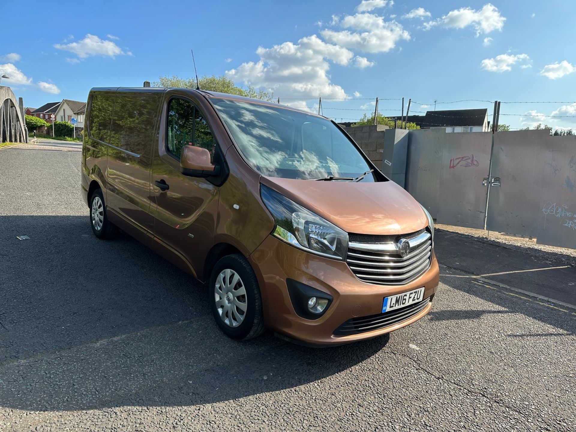 16 PLATE VIVARO READY FOR WORK: REMOTE LOCKING AND ELECTRIC WINDOWS - Image 2 of 12