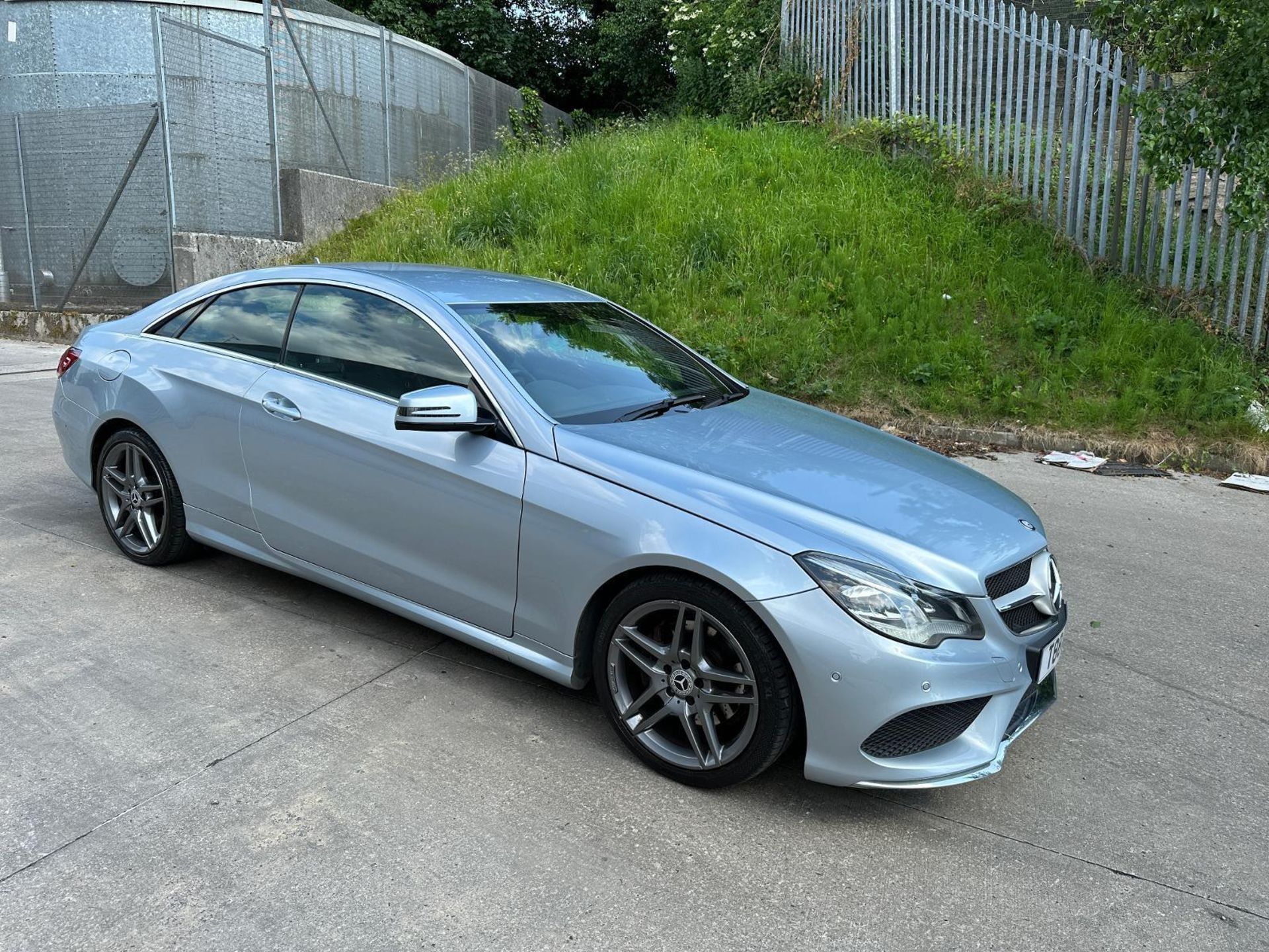 PERFORMANCE AND COMFORT: MERCEDES E CLASS 2014 WITH ONLY 88K MILES (NO MOT ON HAMMER) - Image 10 of 12