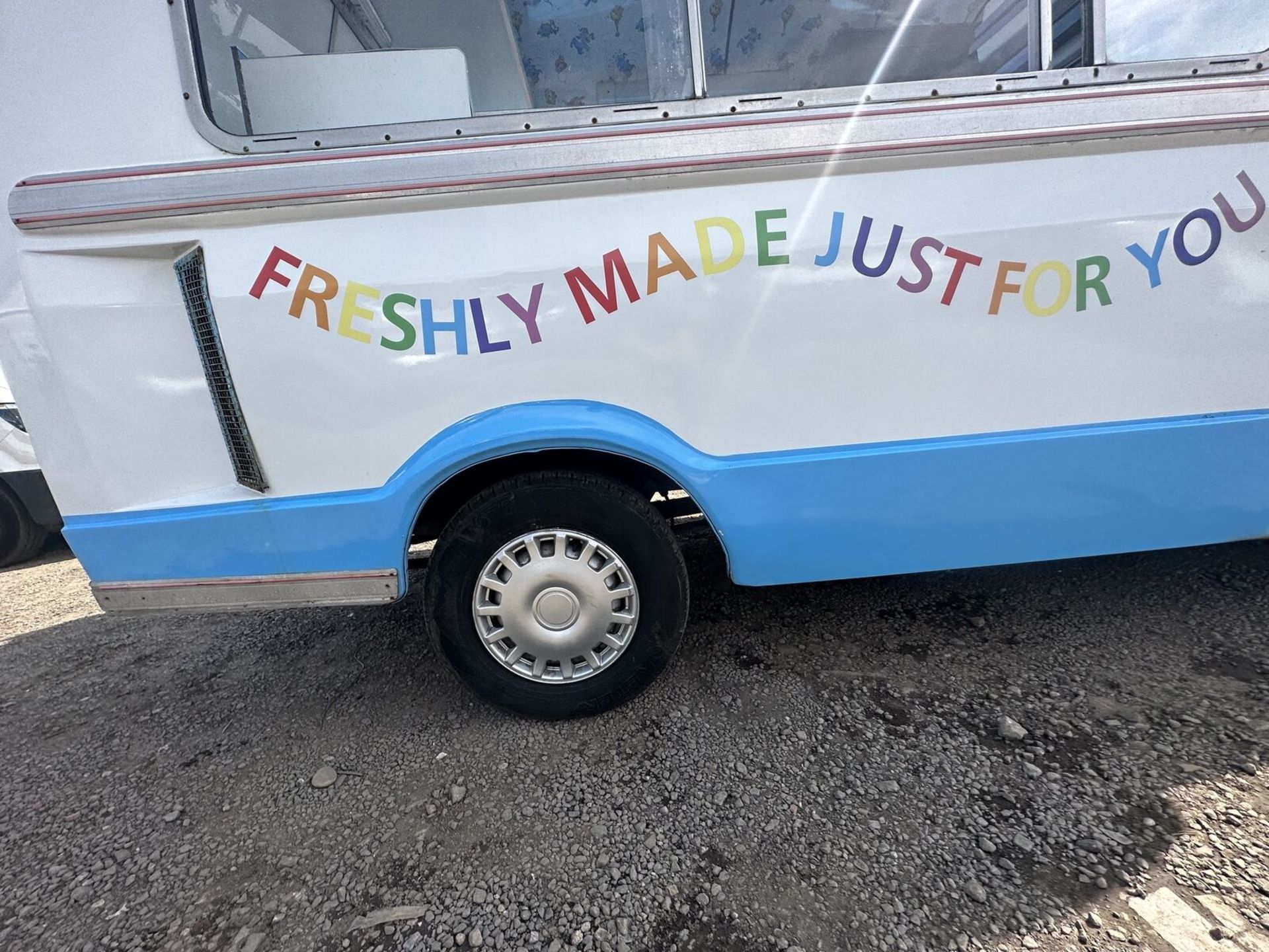 FORD TRANSIT WHIMSICAL ICE CREAM CRUISER WITH WORKING MACHINE - ONLY 55K MILES (NO VAT ON HAMMER) - Image 9 of 15