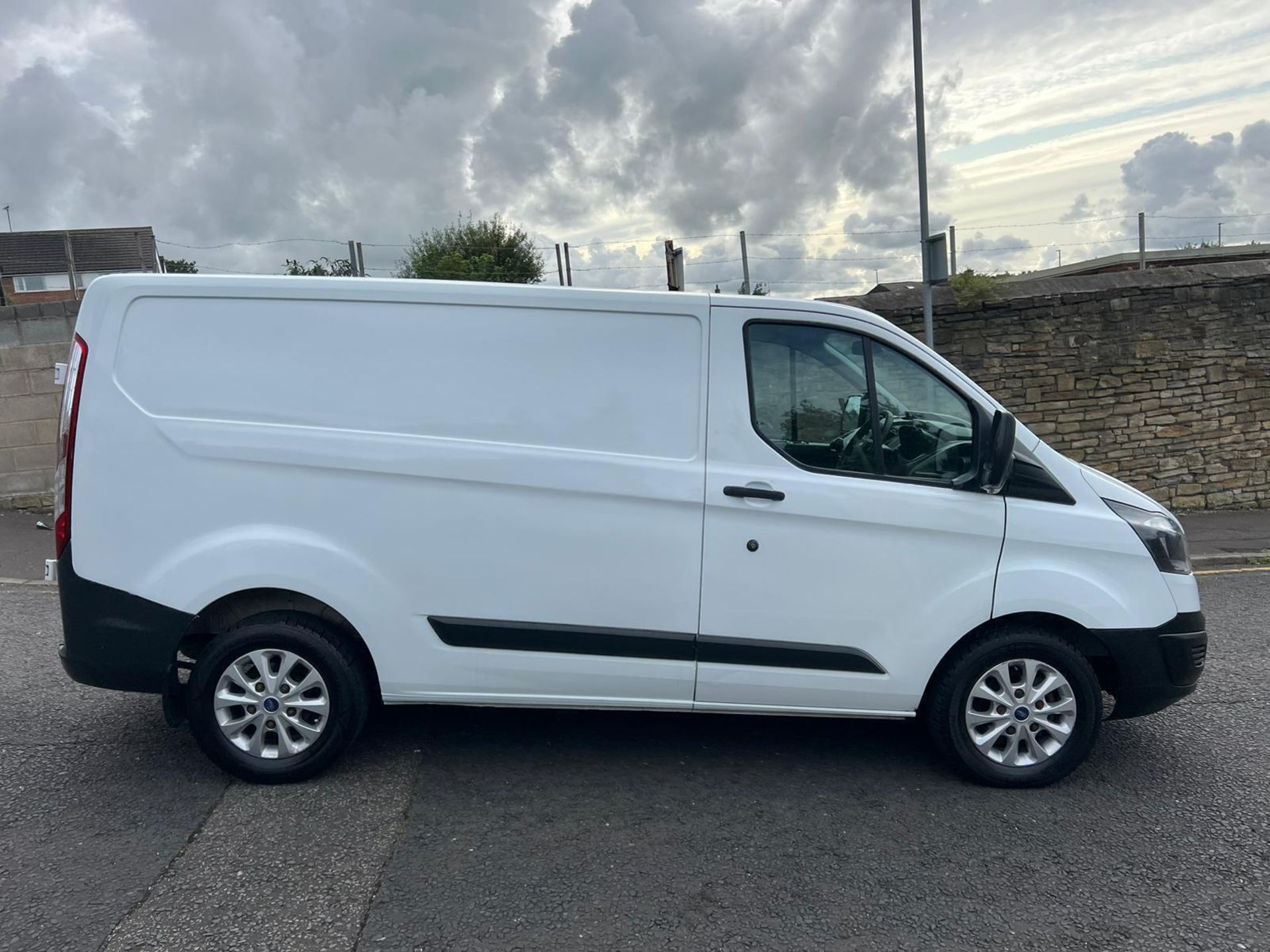 17 PLATE FORD TRANSIT WITH ONLY 96K MILES: COMES WITH 12 MONTHS MOT - Image 3 of 12