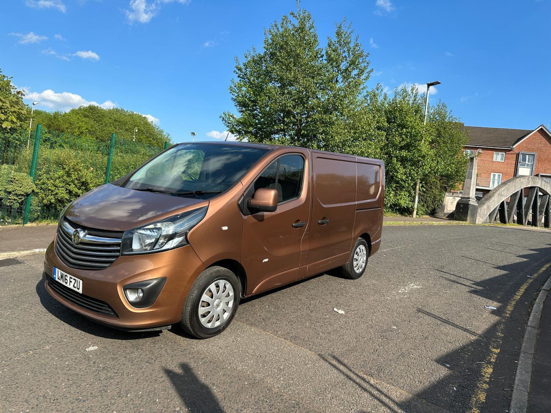 16 PLATE VIVARO READY FOR WORK: REMOTE LOCKING AND ELECTRIC WINDOWS - Image 5 of 12