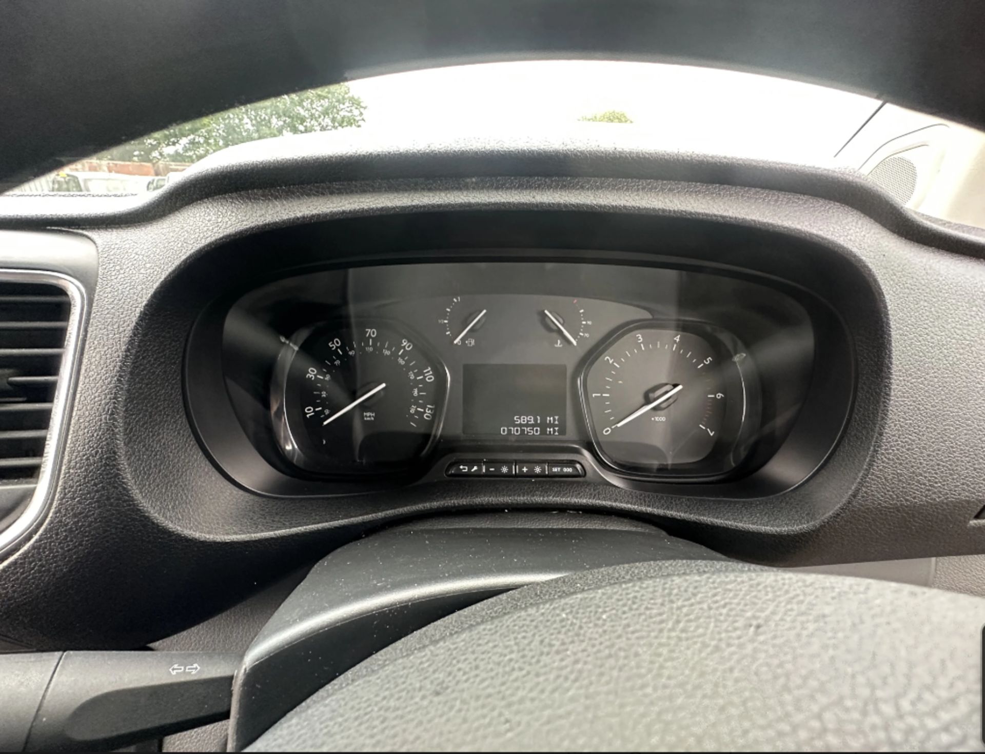 LOW-MILEAGE ONLY 70K MILES - 2019 VIVARO L2 DIESEL: READY TO ROLL - Image 8 of 11