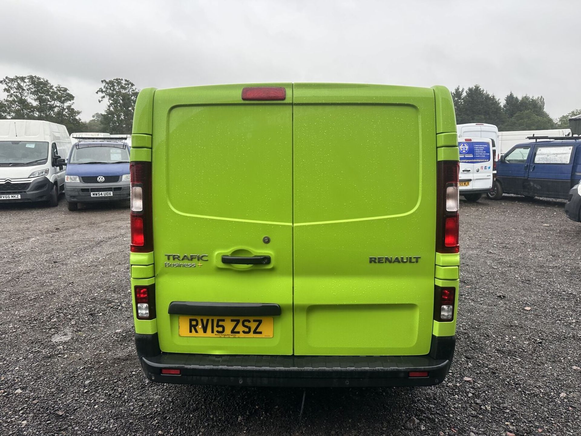 ECO-FRIENDLY PANEL VAN: 2015 TRAFIC WITH 6-SPEED MANUAL - MOT: 17TH JUNE 2024 - Image 5 of 15