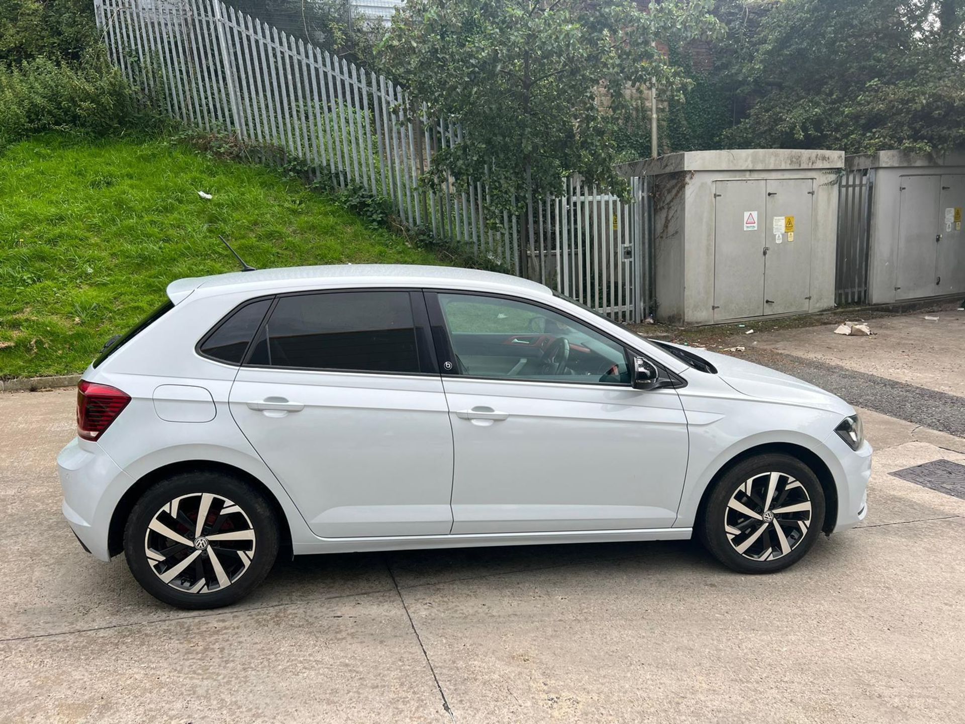 **(ONLY 87K MILEAGE)** 2018 VOLKSWAGEN POLO: RELIABLE MANUAL DRIVE - MOT AUG 2024 NO VAT ON HAMMER - Image 3 of 8
