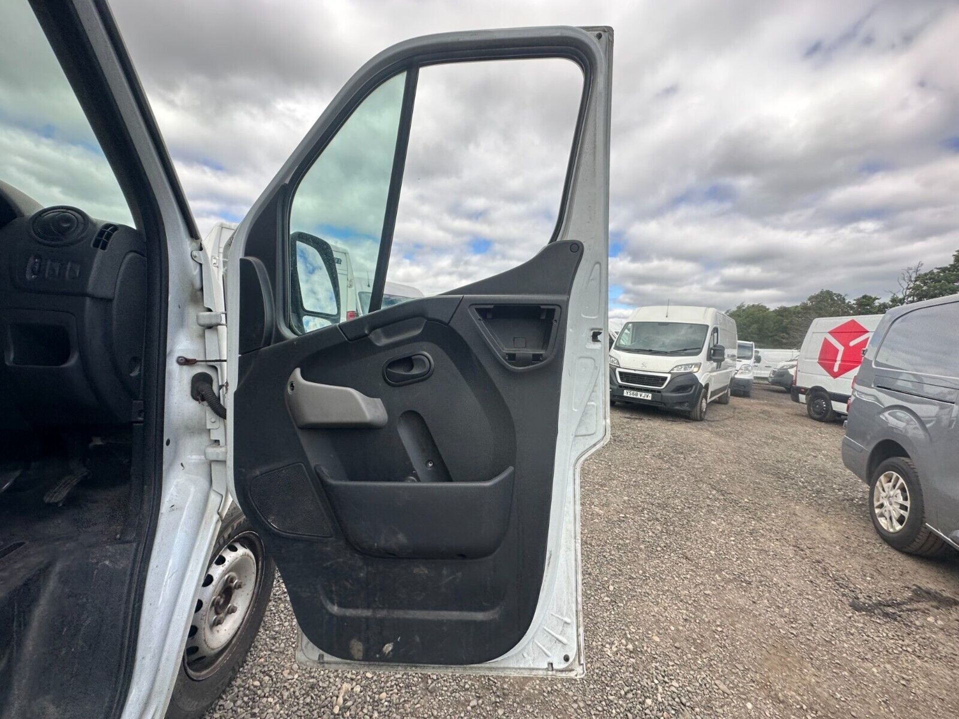 CLEAN INTERIOR, READY FOR WORK: RENAULT TRUCKS MASTER - NO VAT ON HAMMER - Image 10 of 13