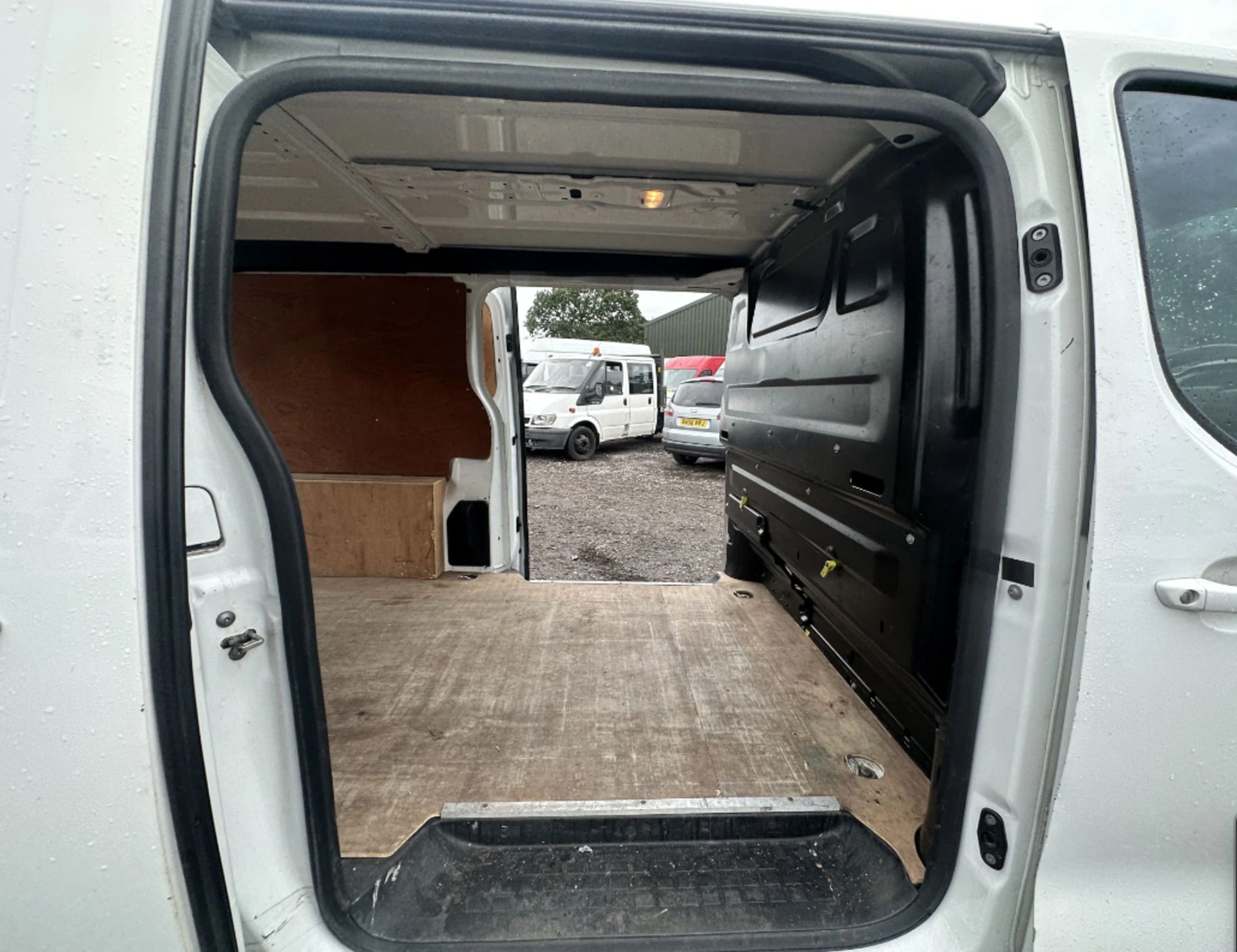 LOW-MILEAGE ONLY 70K MILES - 2019 VIVARO L2 DIESEL: READY TO ROLL - Image 7 of 11