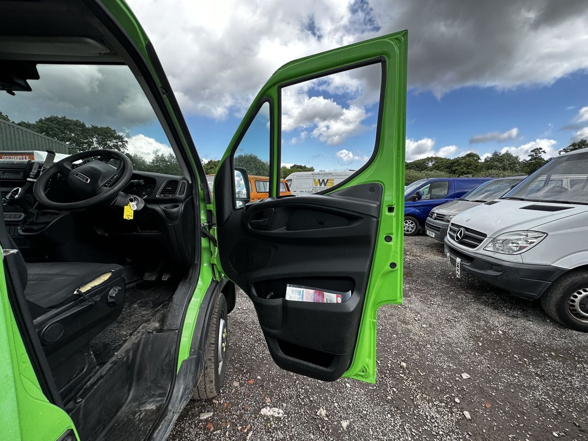 **NO VAT ON HAMMER** READY FOR ACTION: 2018 DAILY 35S12 S-A CHASSIS CAB IN GREEN - Image 8 of 12