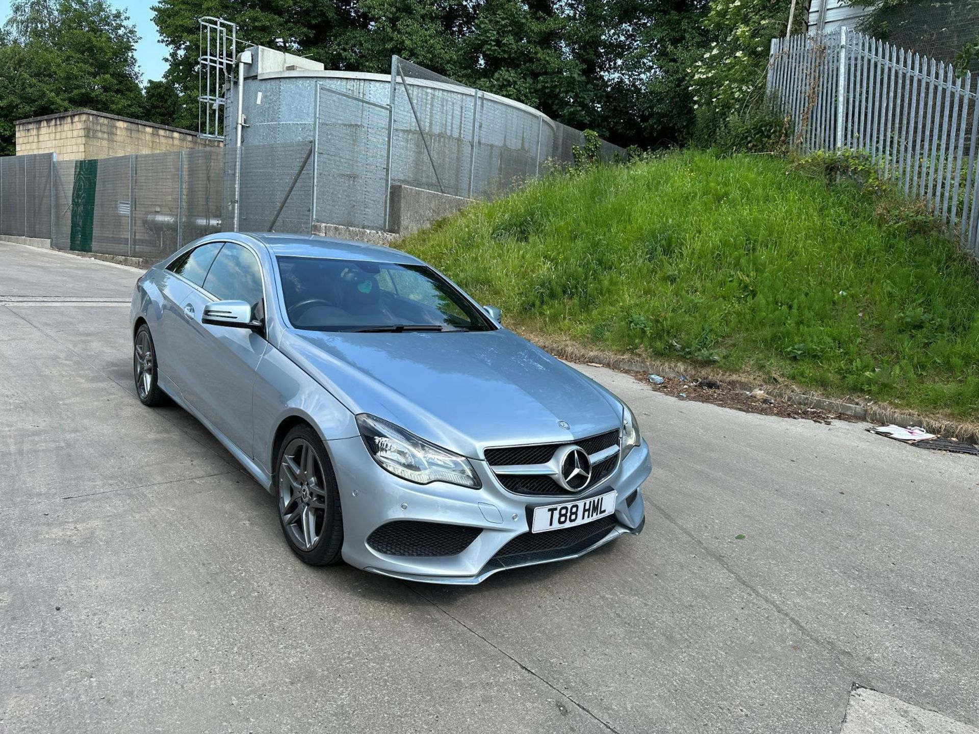 PERFORMANCE AND COMFORT: MERCEDES E CLASS 2014 WITH ONLY 88K MILES (NO MOT ON HAMMER) - Image 3 of 12