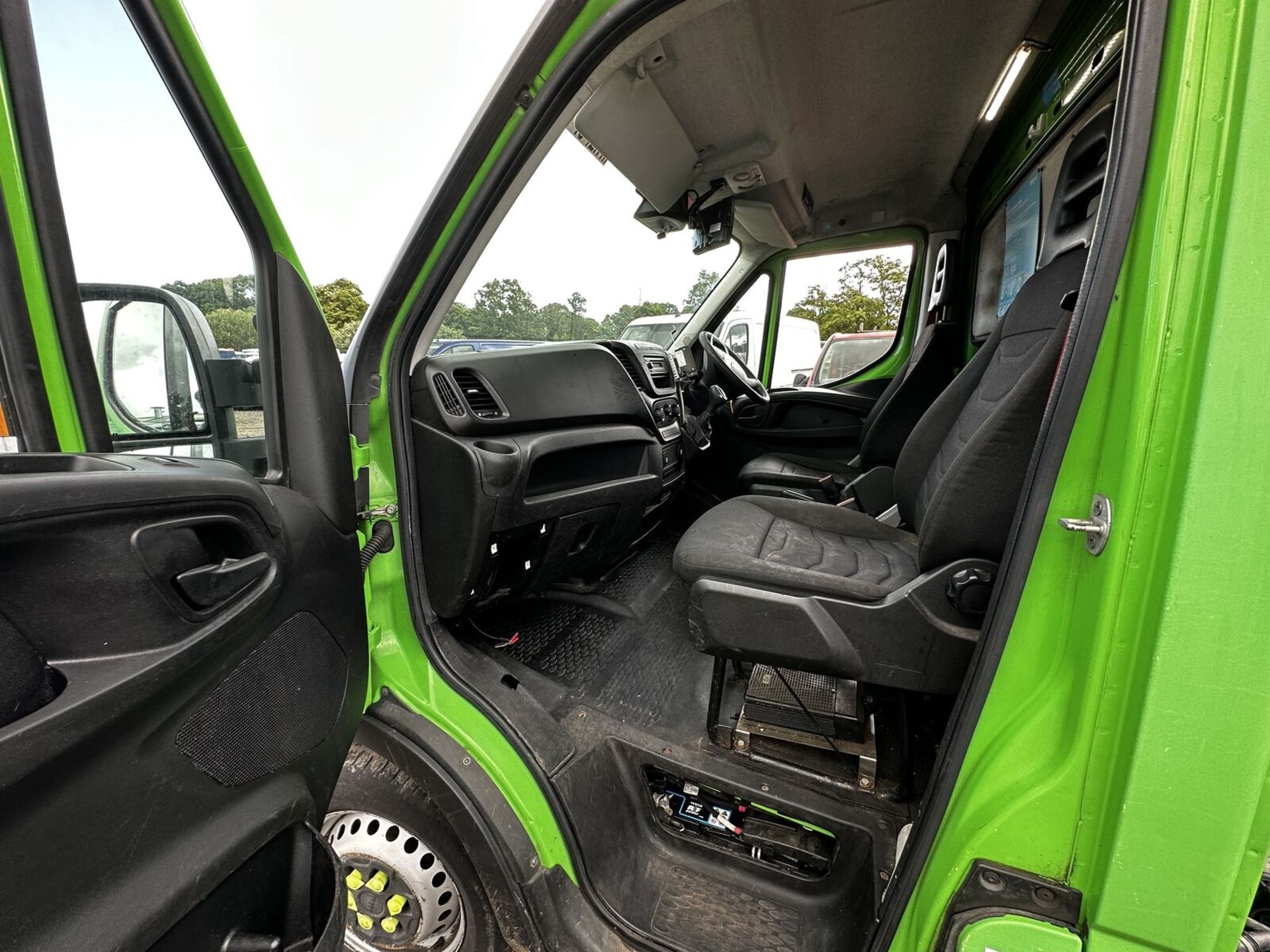 **NO VAT ON HAMMER** READY FOR ACTION: 2018 DAILY 35S12 S-A CHASSIS CAB IN GREEN - Image 9 of 12