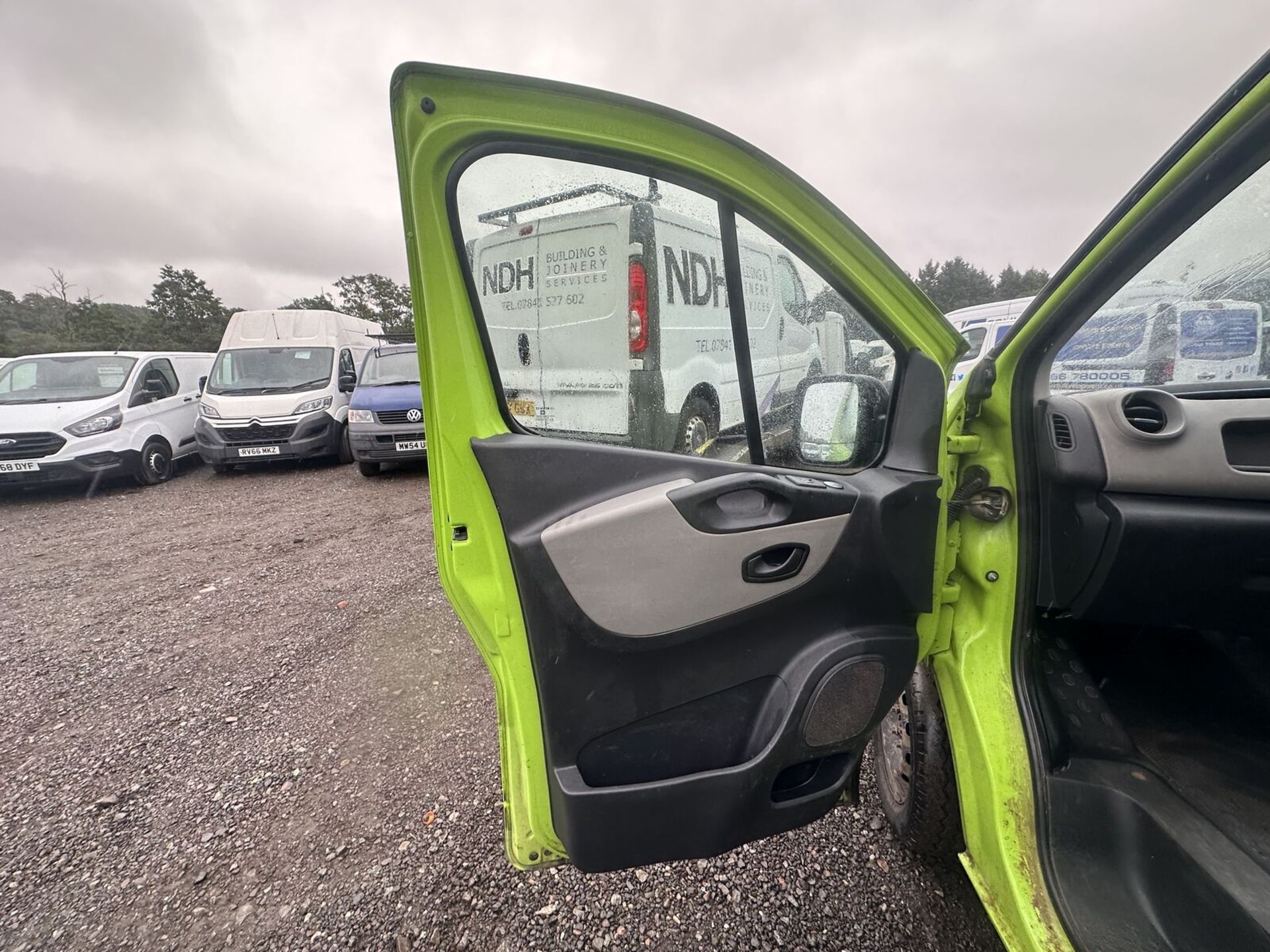 ECO-FRIENDLY PANEL VAN: 2015 TRAFIC WITH 6-SPEED MANUAL - MOT: 17TH JUNE 2024 - Image 14 of 15