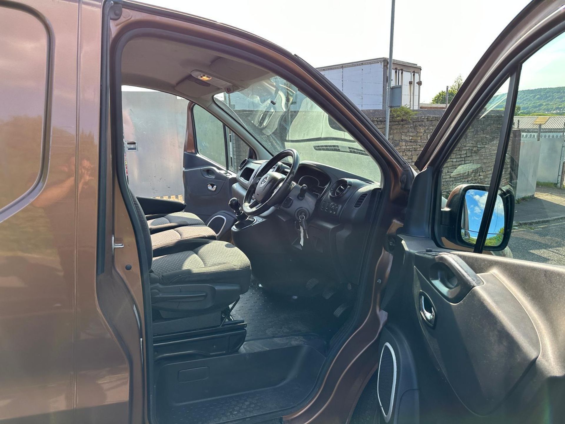 16 PLATE VIVARO READY FOR WORK: REMOTE LOCKING AND ELECTRIC WINDOWS - Image 11 of 12