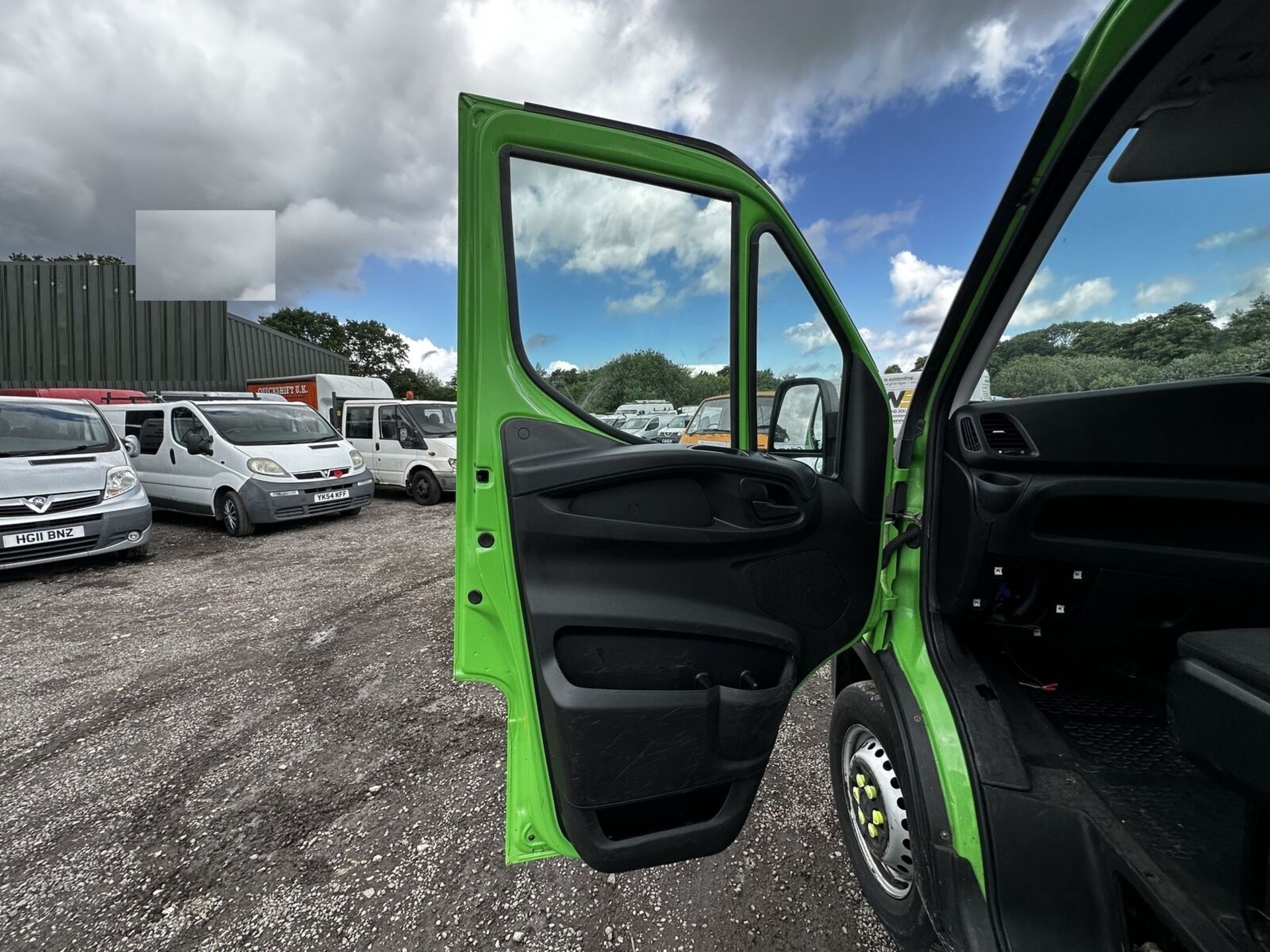 **NO VAT ON HAMMER** READY FOR ACTION: 2018 DAILY 35S12 S-A CHASSIS CAB IN GREEN - Image 7 of 12