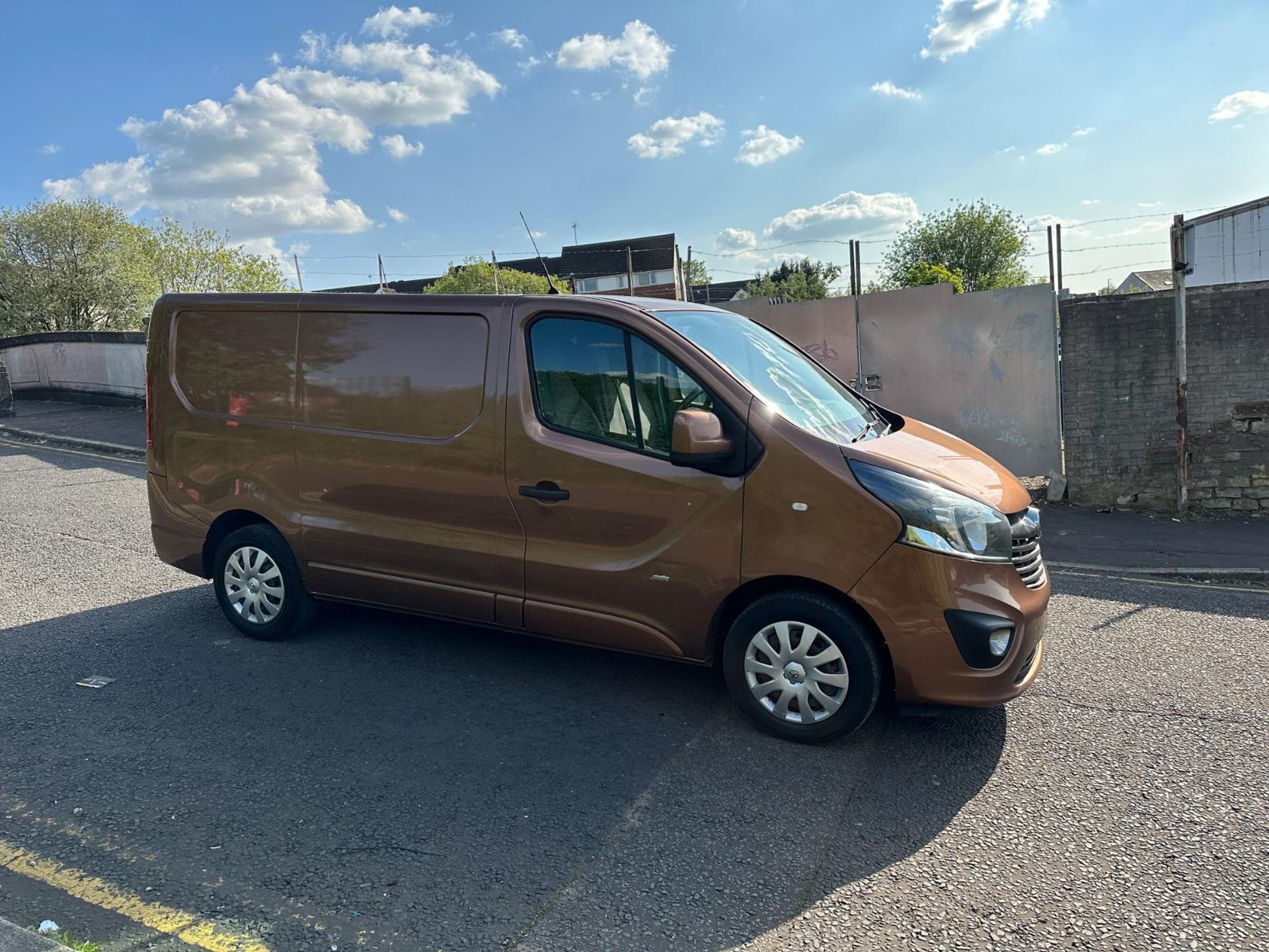 16 PLATE VIVARO READY FOR WORK: REMOTE LOCKING AND ELECTRIC WINDOWS - Image 9 of 12