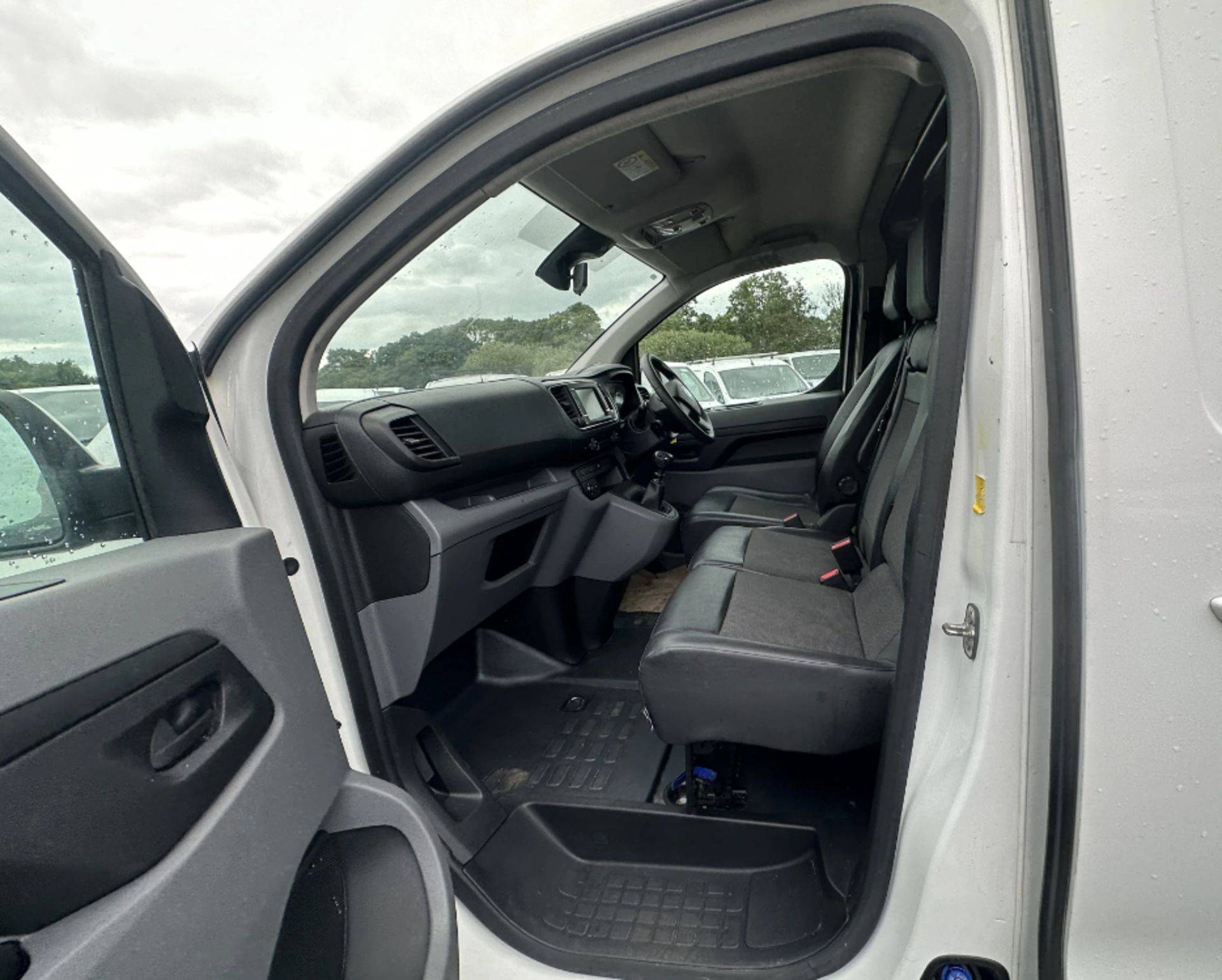 LOW-MILEAGE ONLY 70K MILES - 2019 VIVARO L2 DIESEL: READY TO ROLL - Image 10 of 11