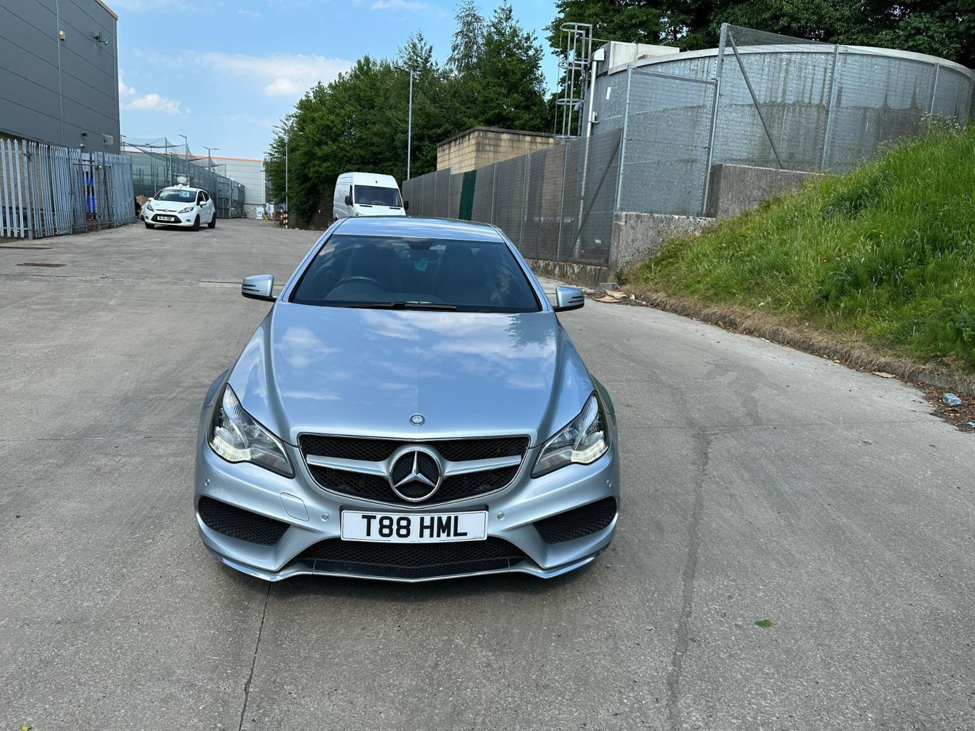 PERFORMANCE AND COMFORT: MERCEDES E CLASS 2014 WITH ONLY 88K MILES (NO MOT ON HAMMER) - Image 4 of 12