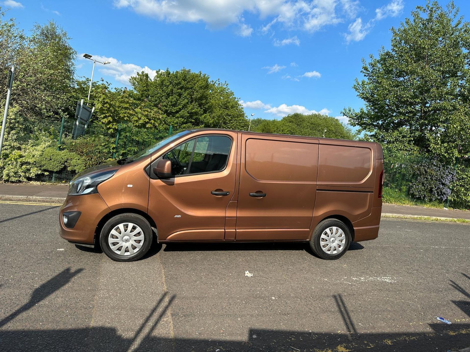 16 PLATE VIVARO READY FOR WORK: REMOTE LOCKING AND ELECTRIC WINDOWS