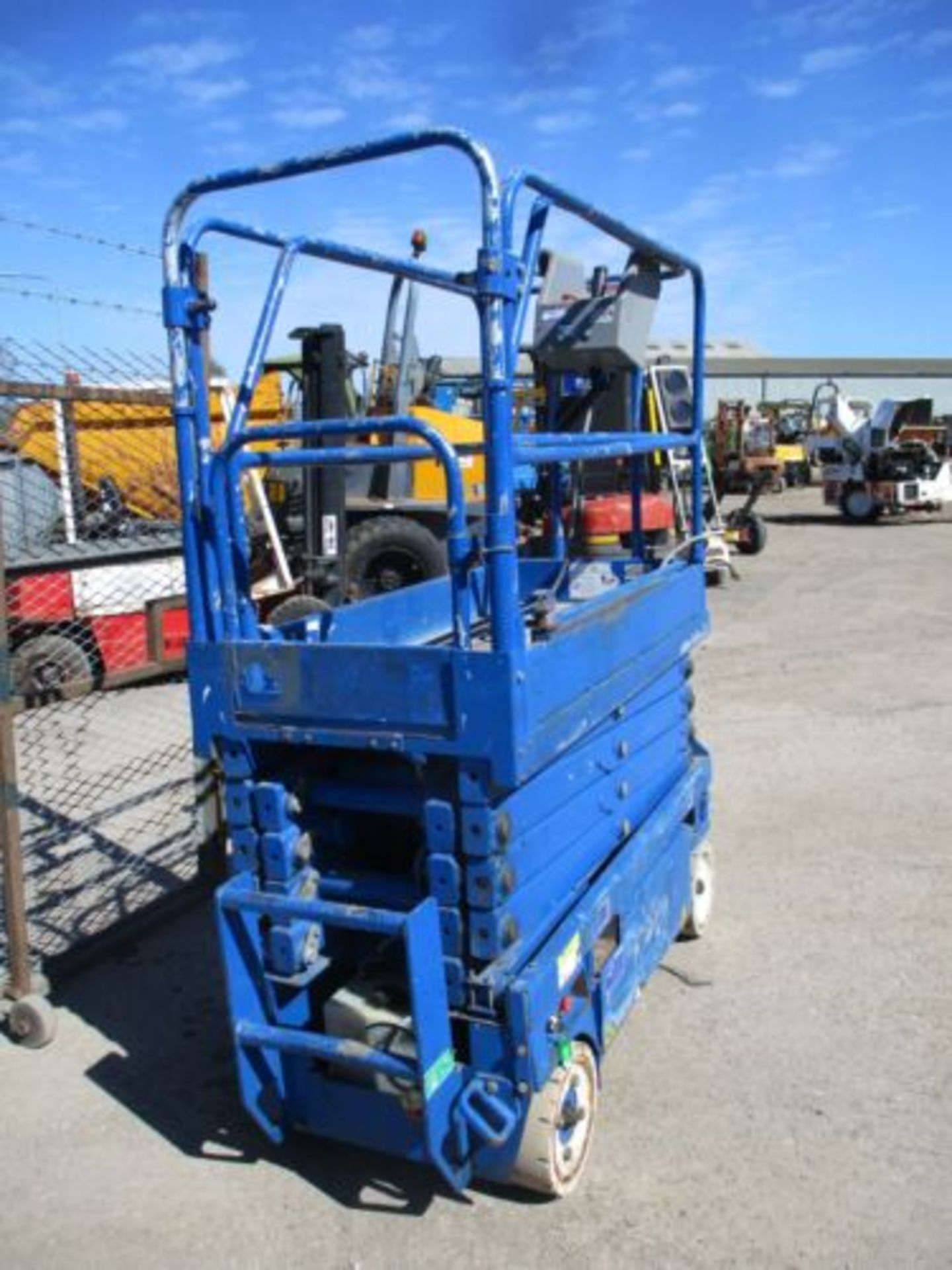 UPRIGHT MX19 SCISSOR LIFT ACCESS PLATFORM CHERRY PICKER GENIE 1932 - Image 10 of 11