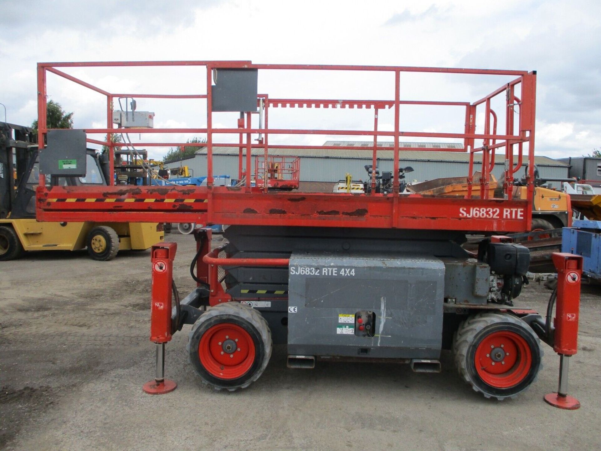 2014 SKYJACK 6832 RTE SCISSOR LIFT ACCESS PLATFORM CHERRY PICKER ELECTRIC DIESEL - Image 3 of 15