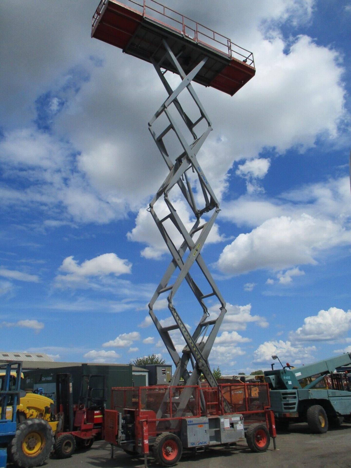 2007 SKYJACK 9250 SCISSOR LIFT ACCESS PLATFORM CHERRY PICKER MEWP GENIE - Image 2 of 15