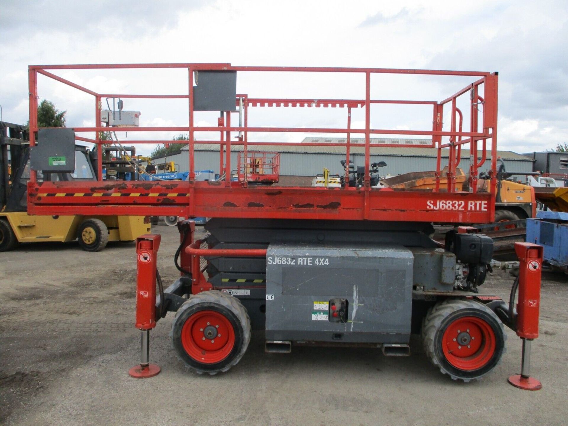 2014 SKYJACK 6832 RTE SCISSOR LIFT ACCESS PLATFORM CHERRY PICKER ELECTRIC DIESEL - Image 9 of 15