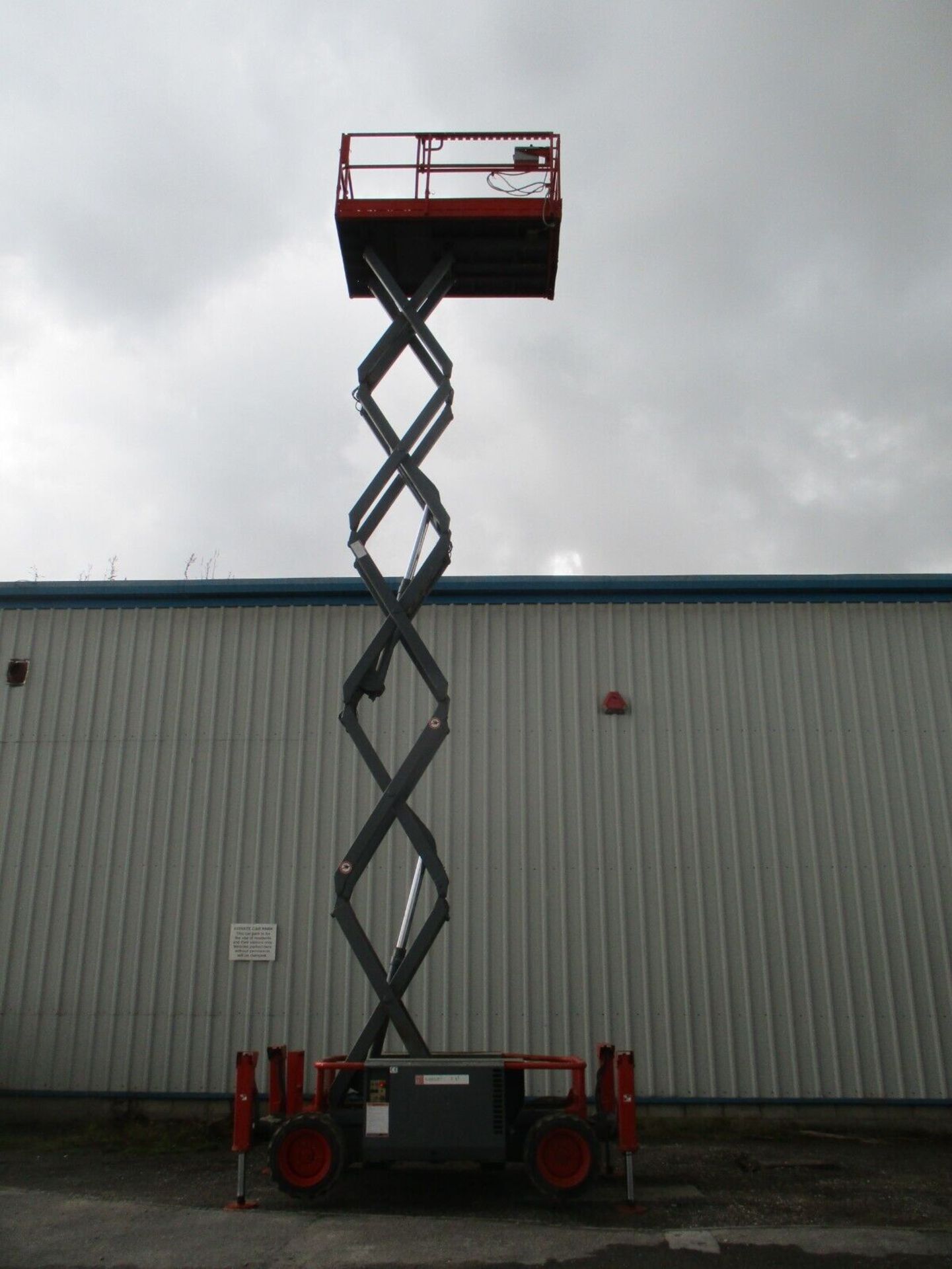 2011 SKYJACK 6832 SCISSOR LIFT ACCESS PLATFORM CHERRY PICKER MEWP GENIE - Image 10 of 13