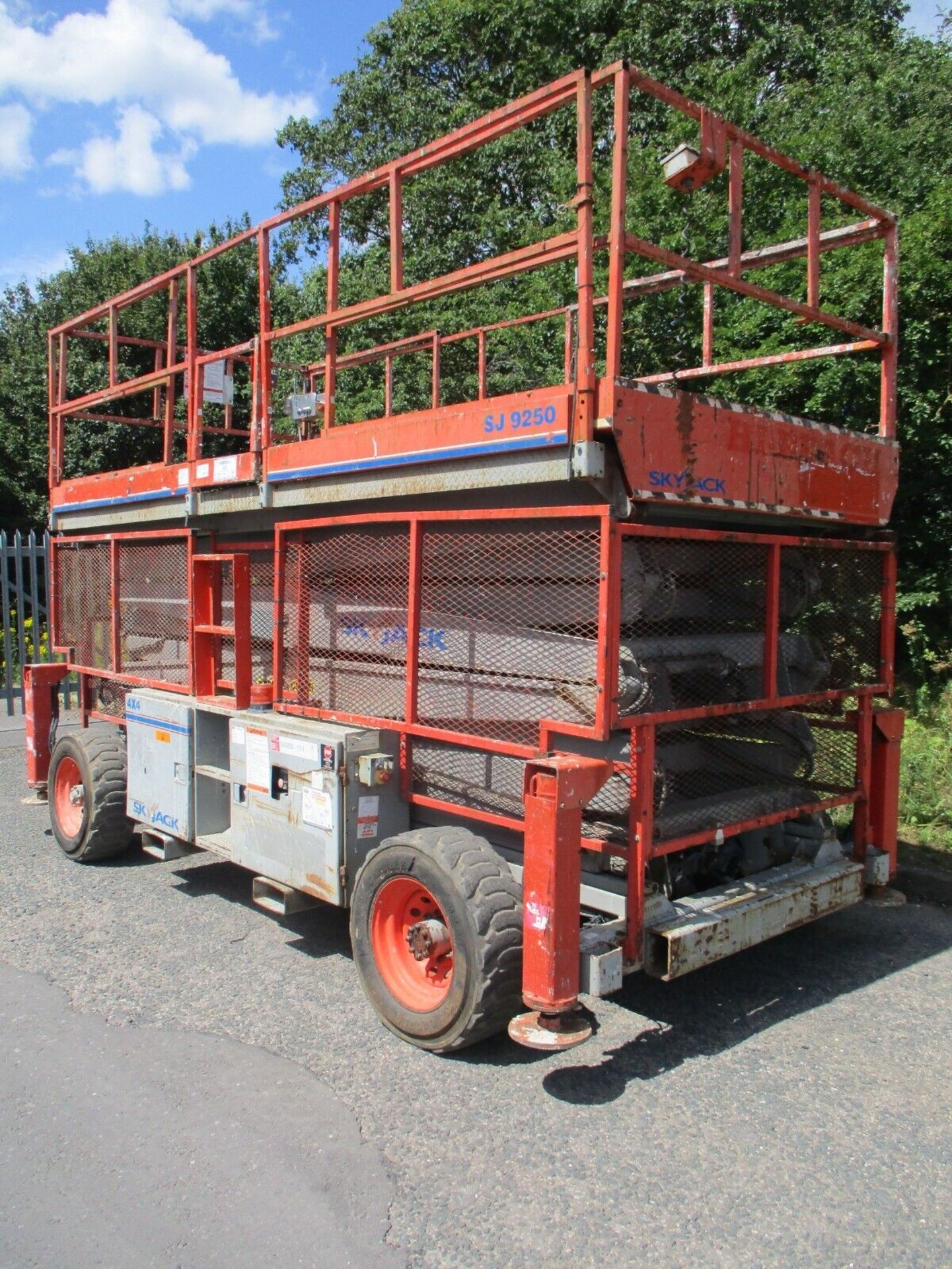 2007 SKYJACK 9250 SCISSOR LIFT ACCESS PLATFORM CHERRY PICKER MEWP GENIE - Image 9 of 15