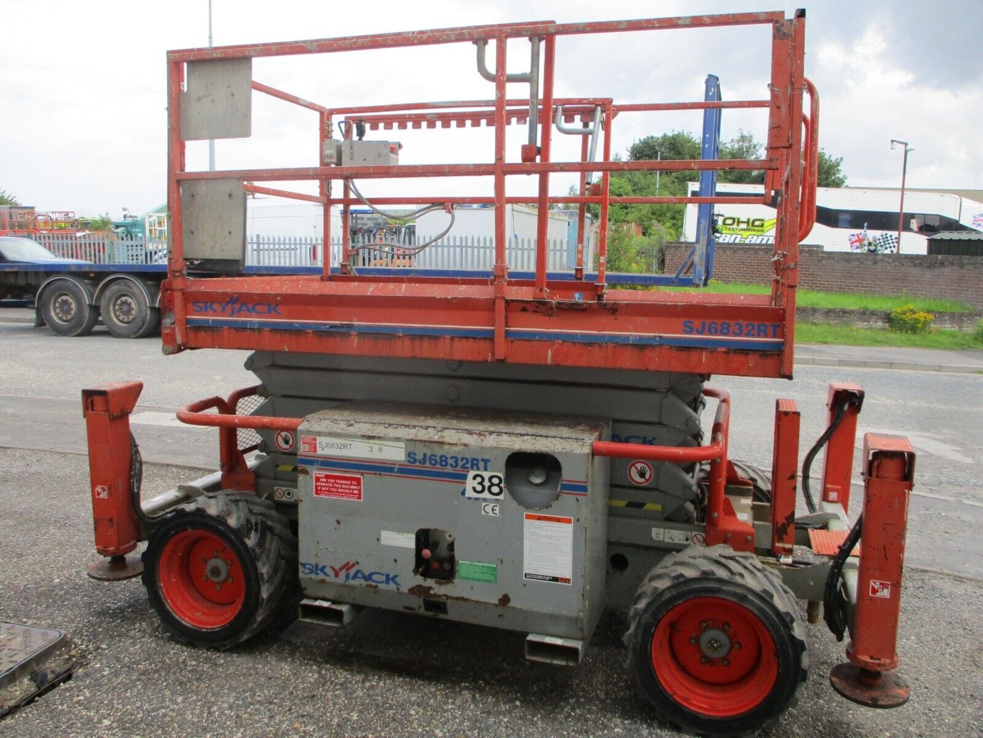 2011 SKYJACK 6832 SCISSOR LIFT ACCESS PLATFORM CHERRY PICKER MEWP GENIE - Image 4 of 13