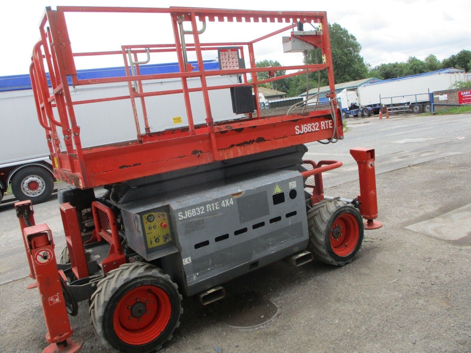 2014 SKYJACK 6832 RTE SCISSOR LIFT ACCESS PLATFORM CHERRY PICKER ELECTRIC DIESEL - Image 11 of 15