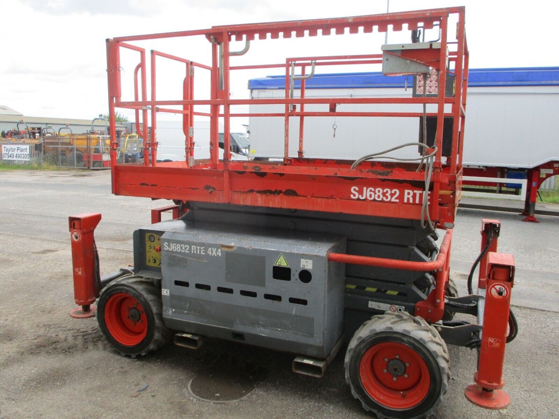 2014 SKYJACK 6832 RTE SCISSOR LIFT ACCESS PLATFORM CHERRY PICKER ELECTRIC DIESEL - Image 5 of 15