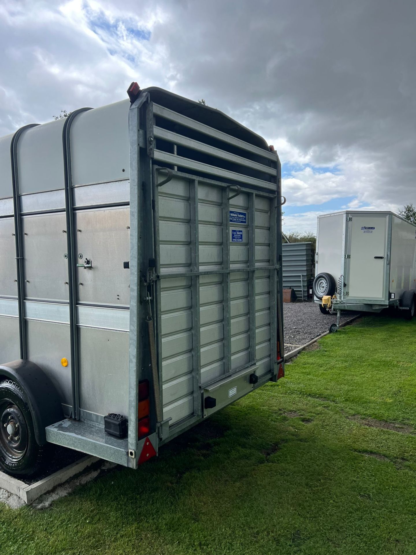 IFOR WILLIAMS 7FT HIGH CATTLE HORSE TRAILER - Image 3 of 11