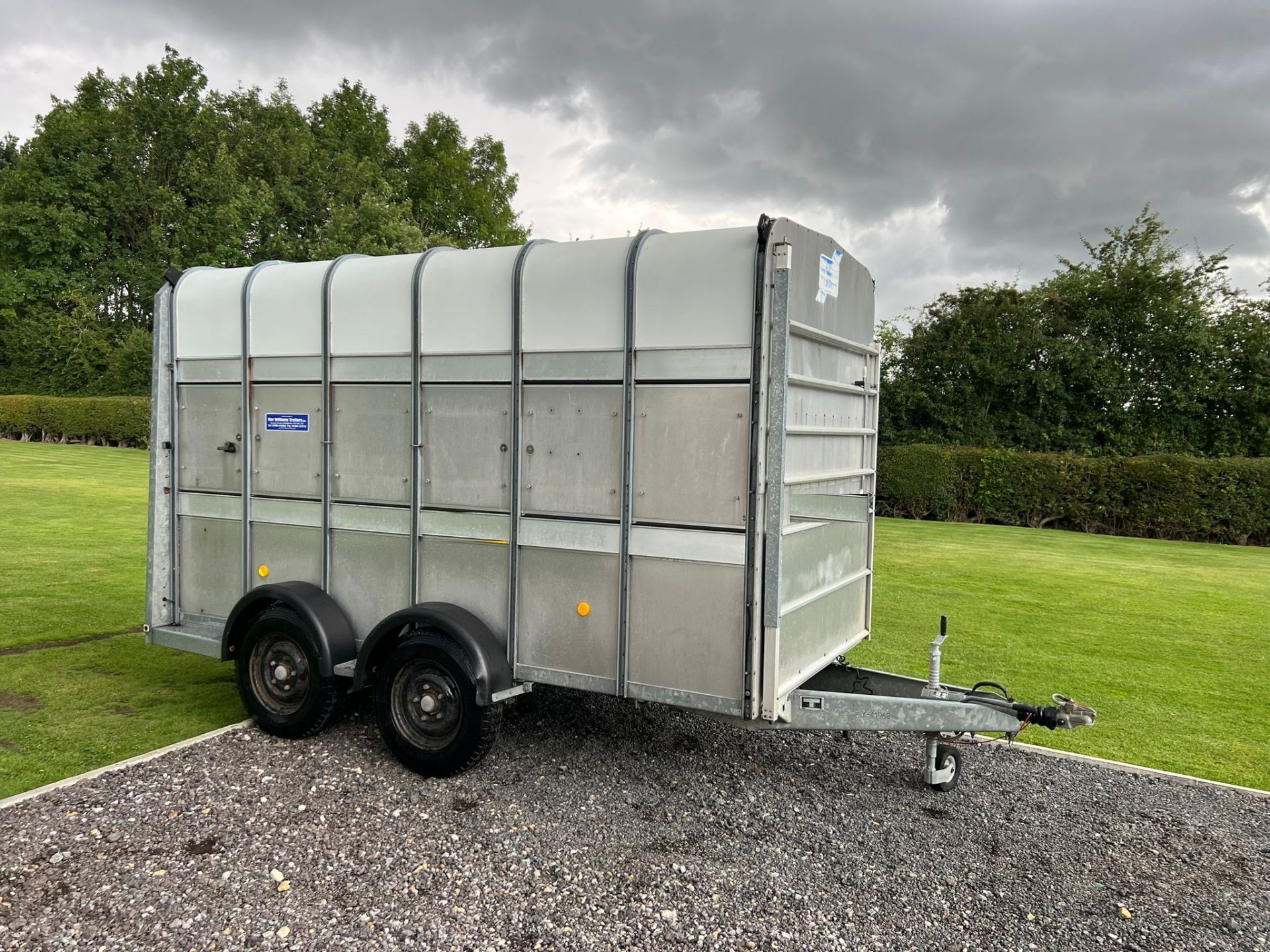 IFOR WILLIAMS 7FT HIGH CATTLE HORSE TRAILER - Image 2 of 11