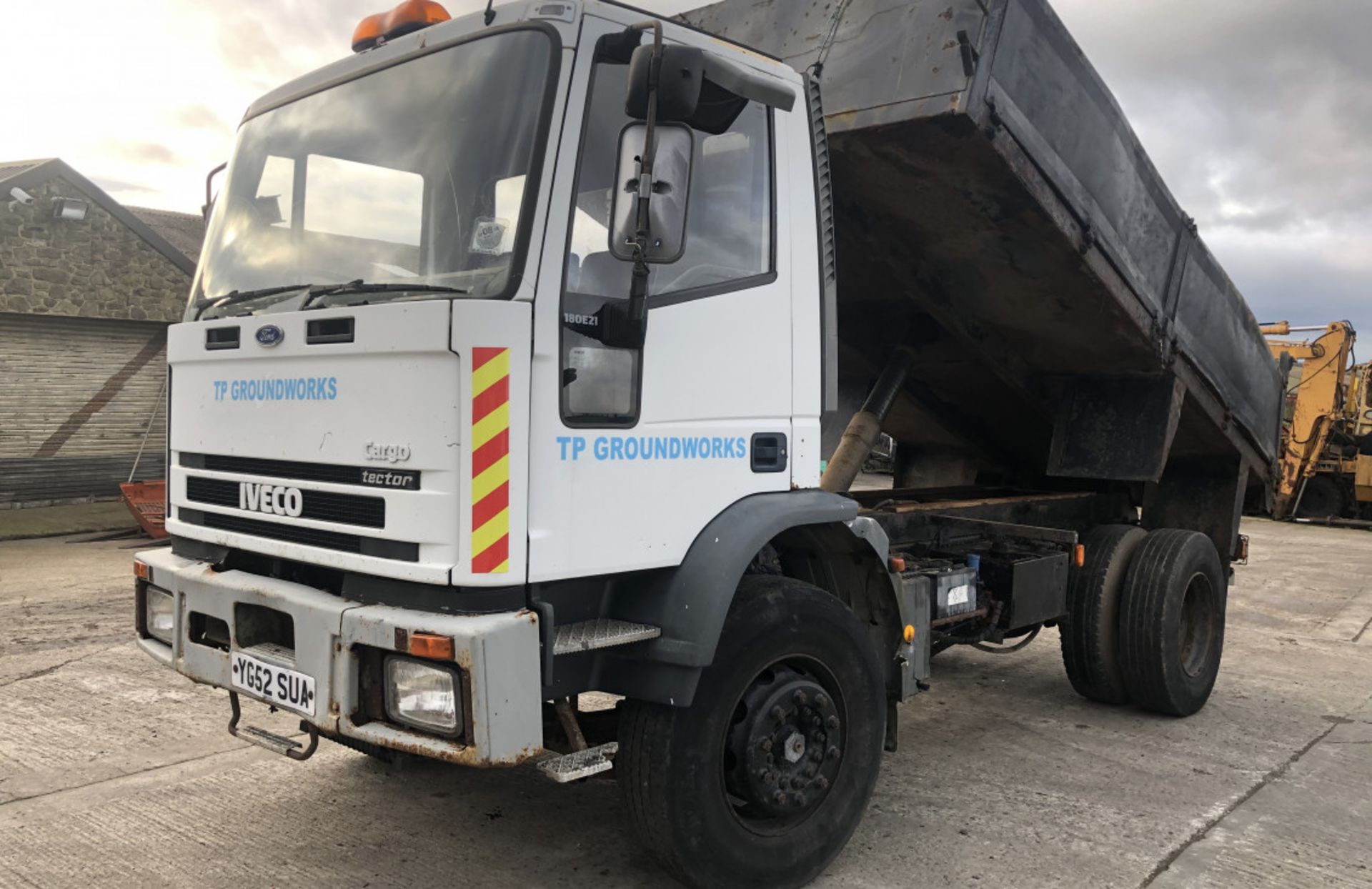 IVECO TRACTOR 180E18 STEEL BODY TIPPER TRUCK - Image 2 of 10