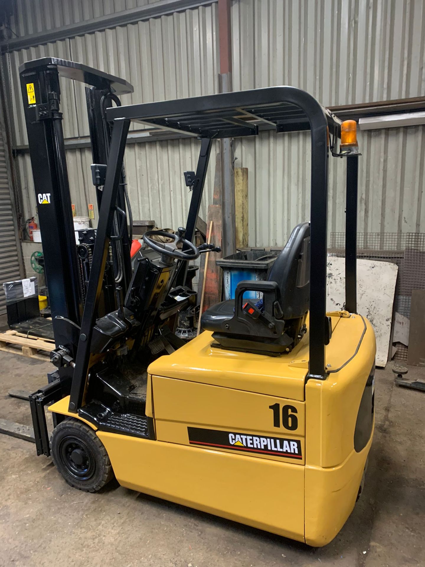 CATERPILLAR ELECTRIC FORKLIFT - Image 5 of 7