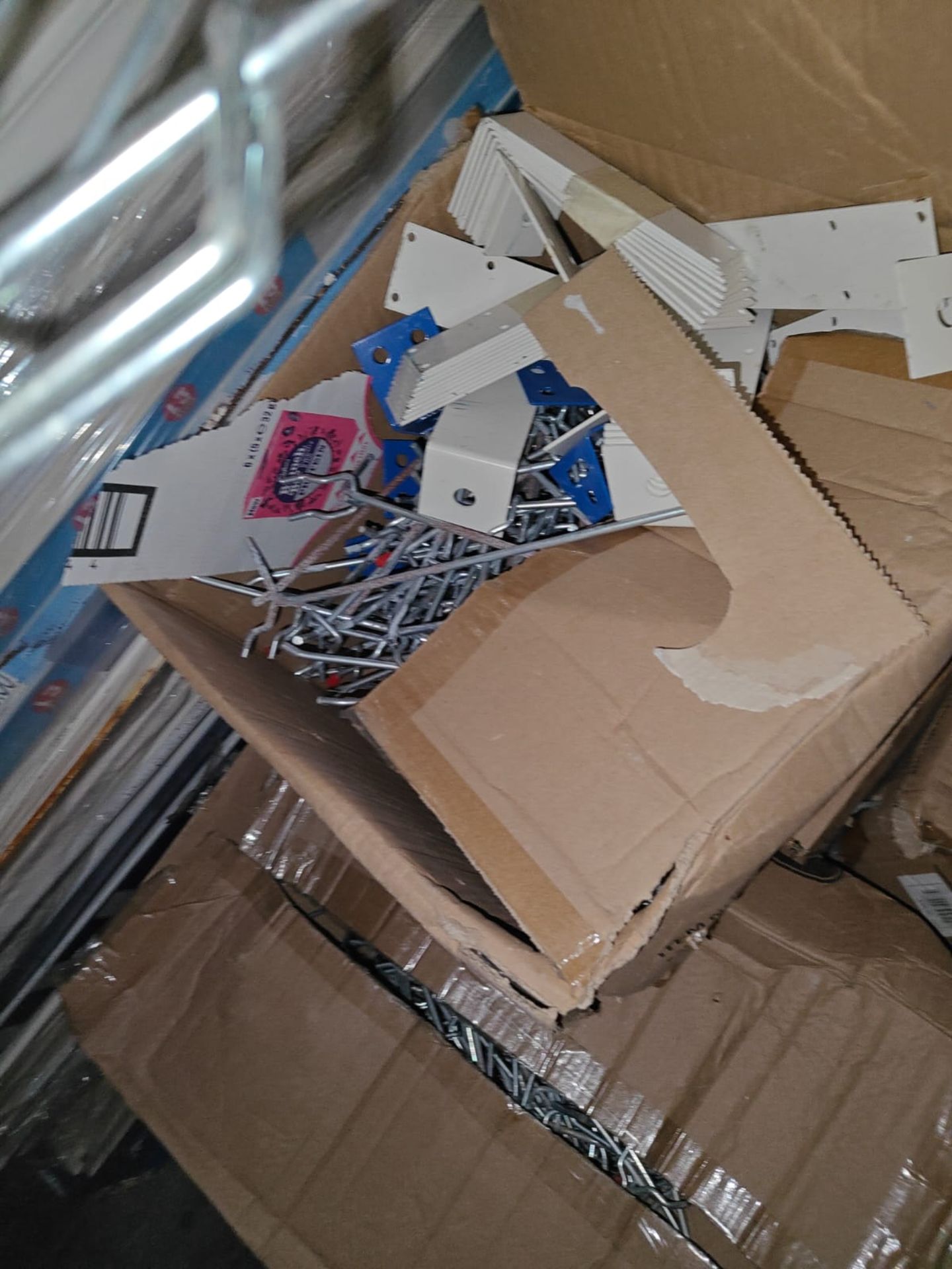 FULL CONTENTS OF POUNDWORLD SHOP INCLUDING RACKING EVERYTHING YOU SEE IN IMAGES (NO VAT ON HAMMER) - Image 9 of 32