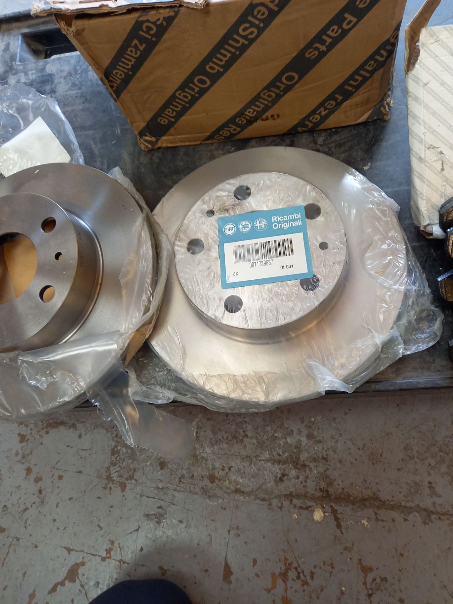JOB LOT OF FIAT NEW GENUINE OE SERVICE ITEMS INCLUDING BRAKE DISC + PADS KITS - Image 6 of 10