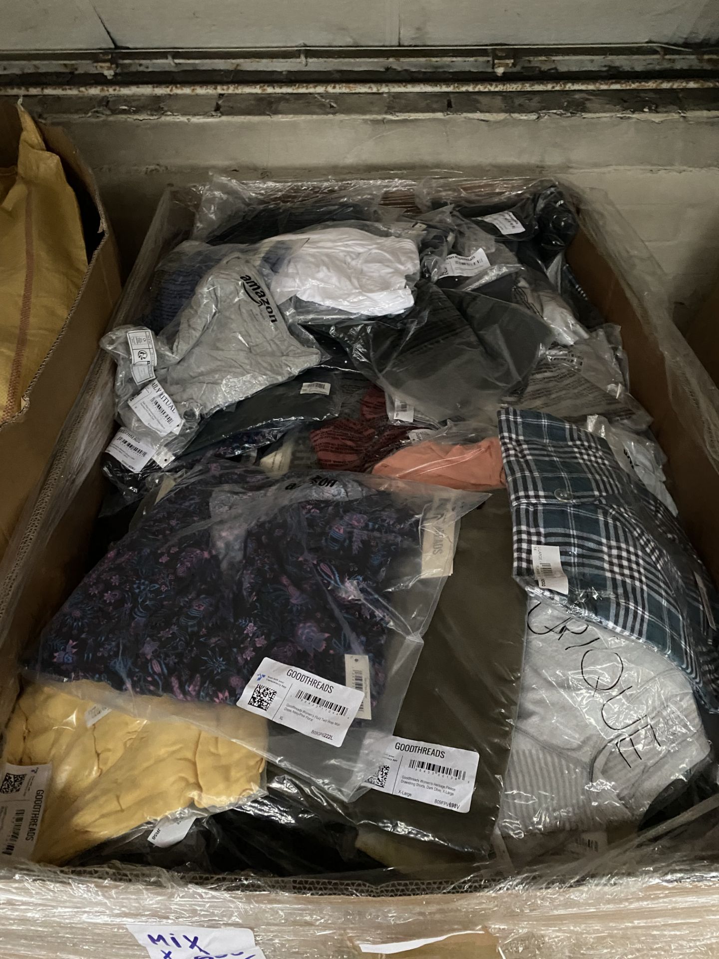 PALLET 400 PCS OF BRAND NEW MIXED CLOTHING