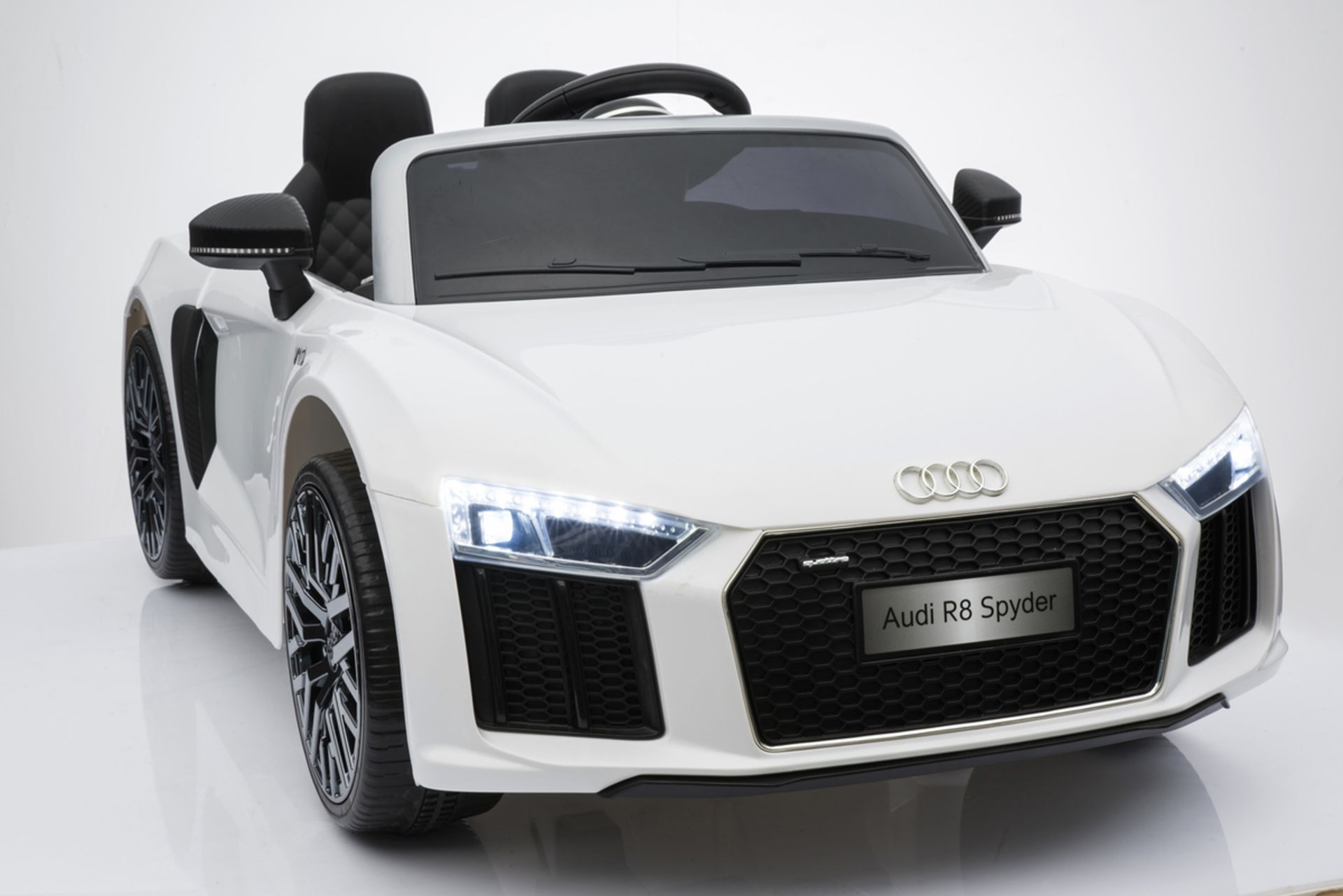 RIDE ON FULLY LICENSED AUDI R8 SPYDER 6V WITH PARENTAL REMOTE CONTROL - WHITE - Image 5 of 8
