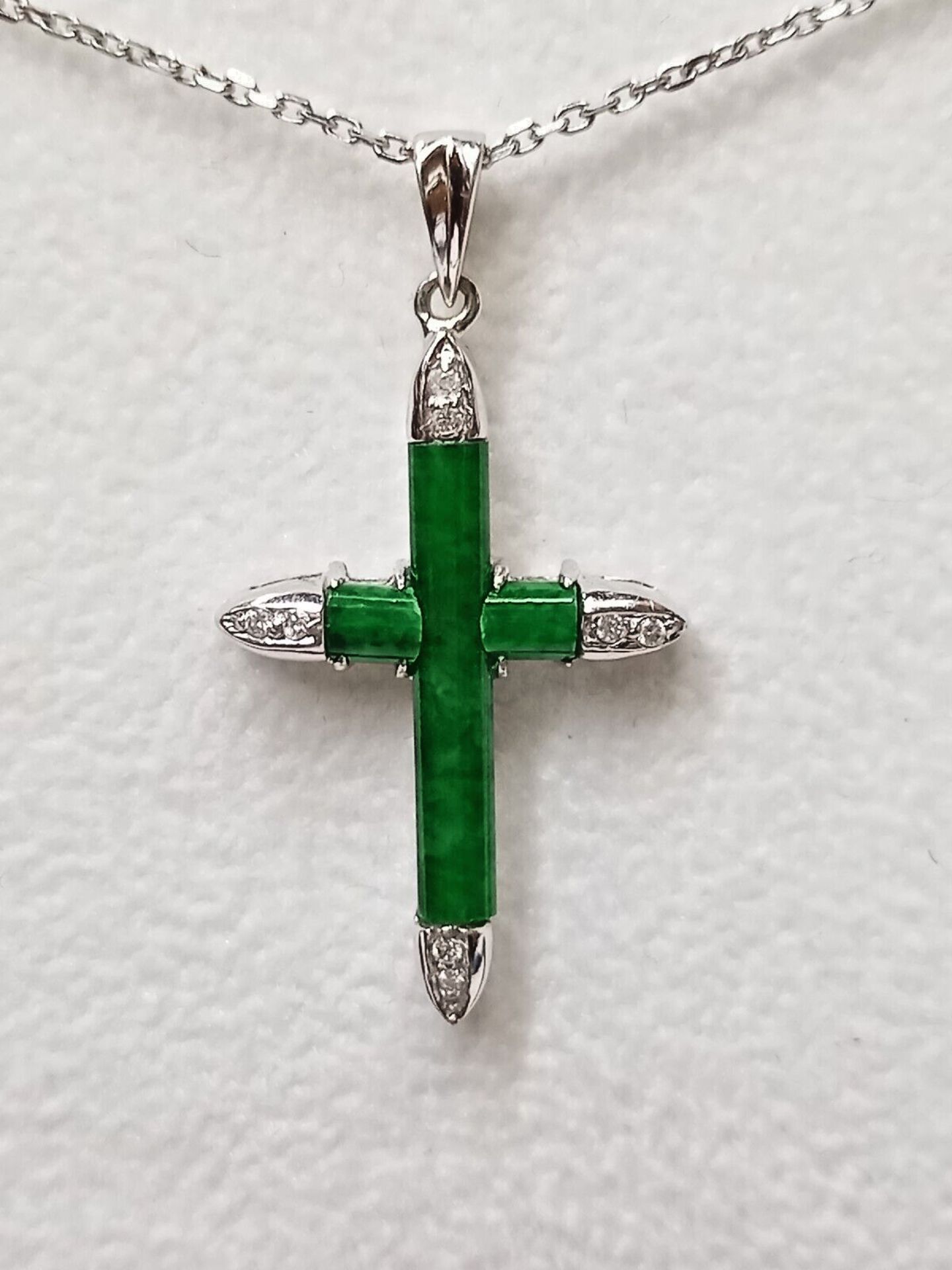 18CT JADE & 0.08CT DIAMOND CROSS PENDANT IN GIFT BOX WITH VALUATION CERTIFICATE OF £895