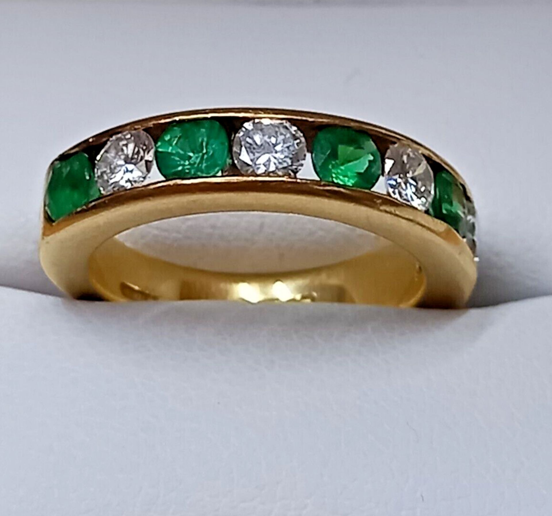 EMERALD & DIAMOND RING/18CT YELLOW GOLD + GIFT BOX + VALUATION CERTIFICATE OF £3400 - Image 2 of 3