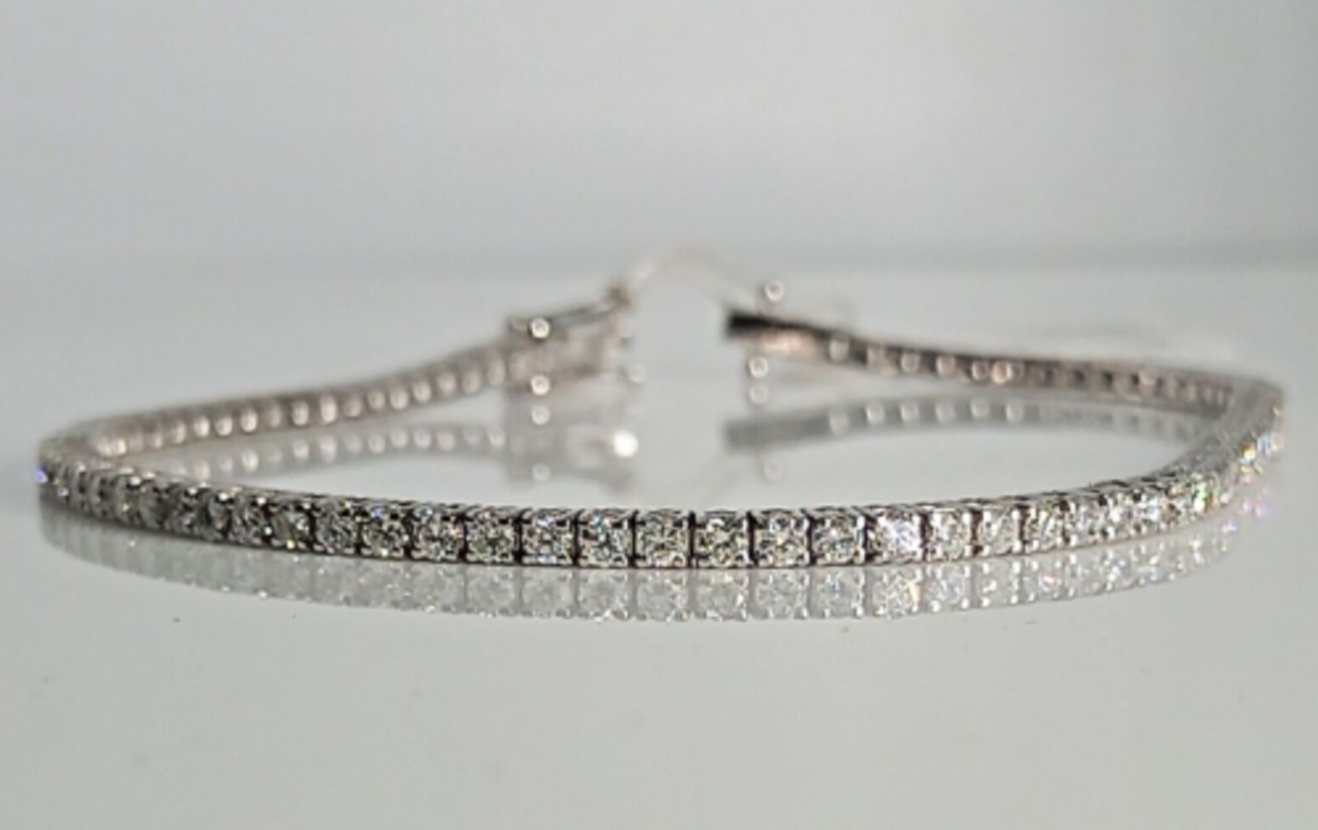 1.84 DIAMOND TENNIS BRACELET 18CT WHITE GOLD IN GIFT BOX WITH VALUATION CERTIFICATE OF £4,995