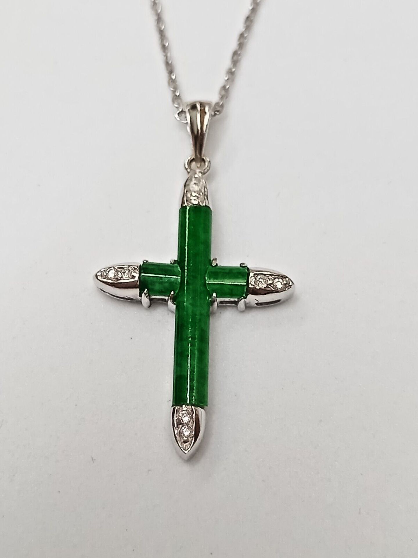 18CT JADE & 0.08CT DIAMOND CROSS PENDANT IN GIFT BOX WITH VALUATION CERTIFICATE OF £895 - Image 3 of 5