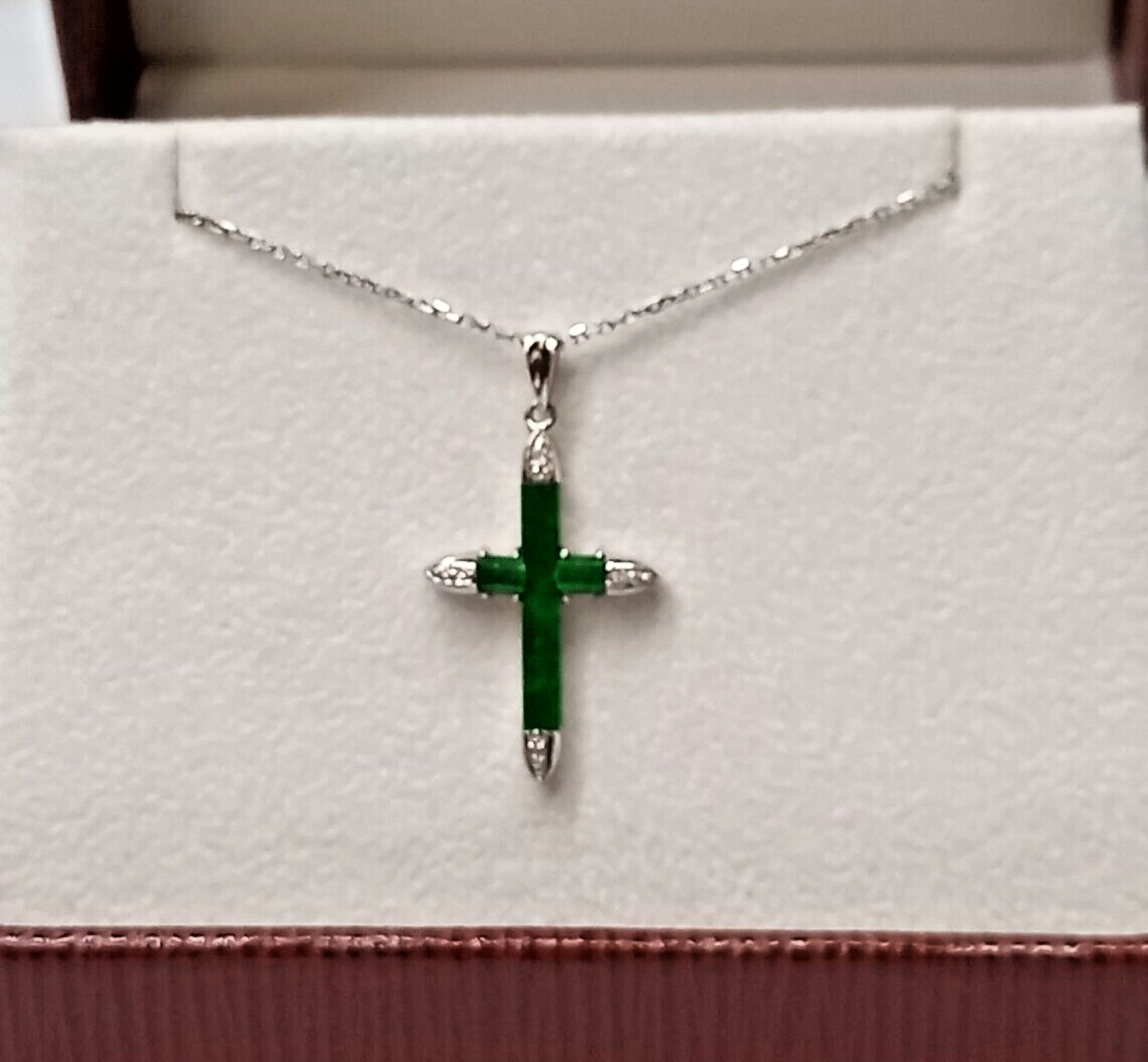 18CT JADE & 0.08CT DIAMOND CROSS PENDANT IN GIFT BOX WITH VALUATION CERTIFICATE OF £895 - Image 2 of 5
