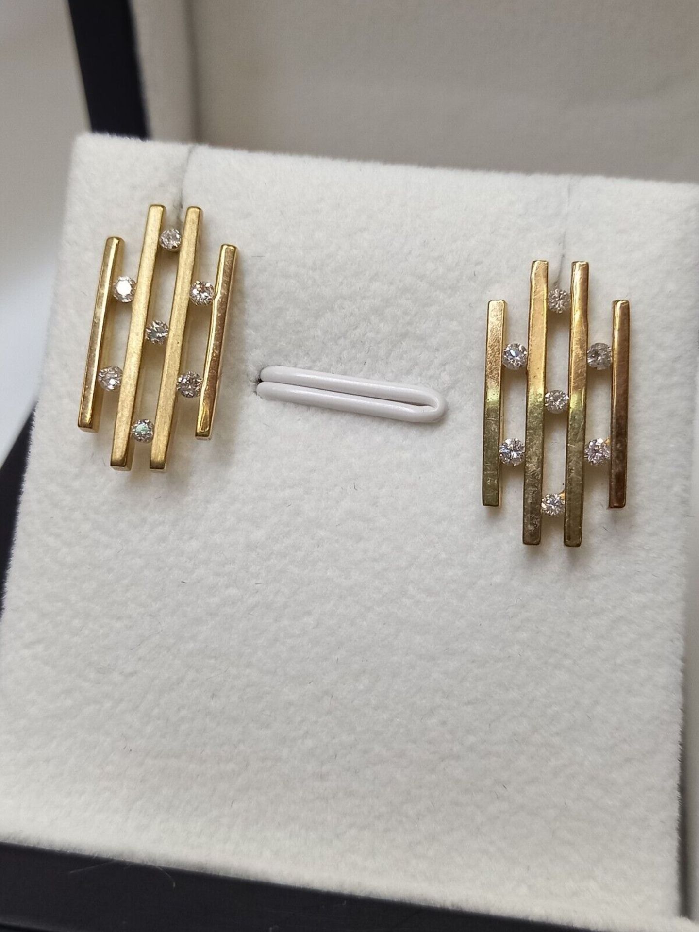 0.30CT DIAMOND EARRING IN SOLID 9CT YELLOW GOLD. IN GIFT BOX + VALUATION CERTIFICATE OF £795 - Image 2 of 5