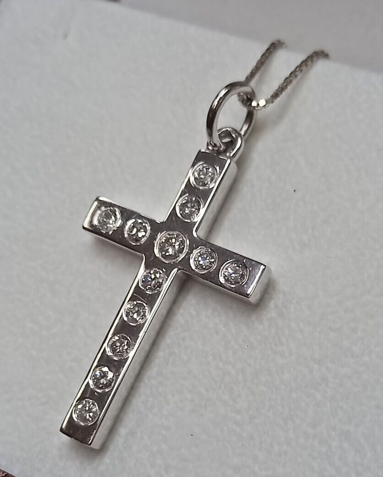 1.30CT HAND MADE DIAMOND CROSS 18CT WHITE GOLD/18CT WHITE GOLD CHAIN + GIFT BOX + VALUATION OF £3995