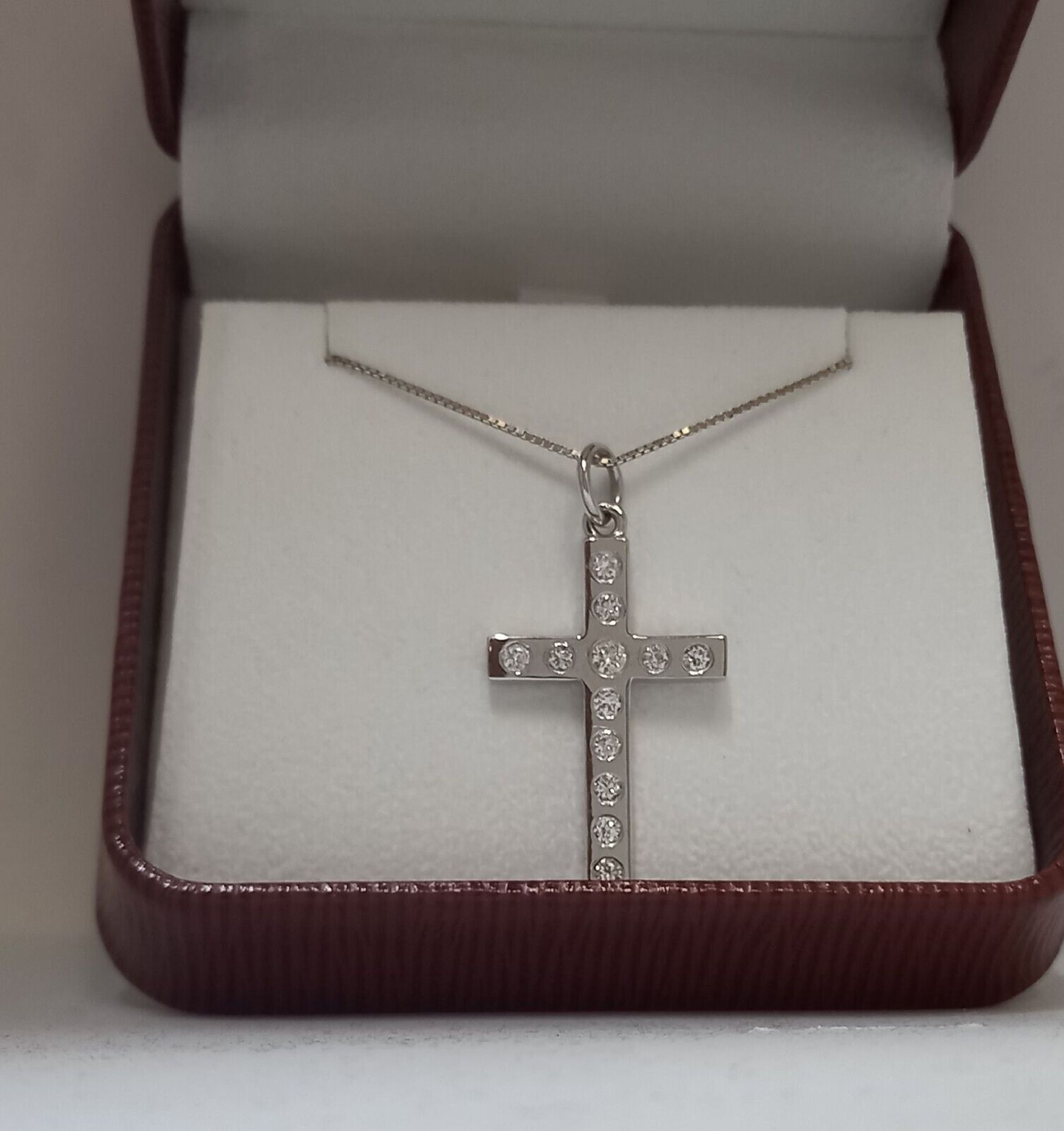 1.30CT HAND MADE DIAMOND CROSS 18CT WHITE GOLD/18CT WHITE GOLD CHAIN + GIFT BOX + VALUATION OF £3995 - Image 3 of 5