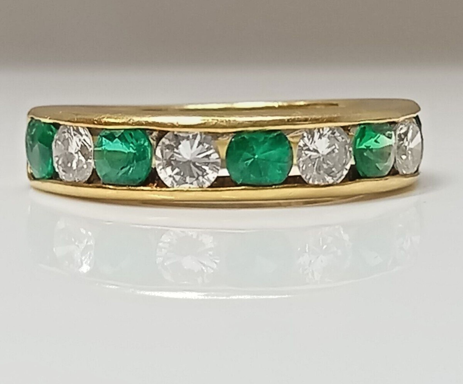 EMERALD & DIAMOND RING/18CT YELLOW GOLD + GIFT BOX + VALUATION CERTIFICATE OF £3400 - Image 3 of 3