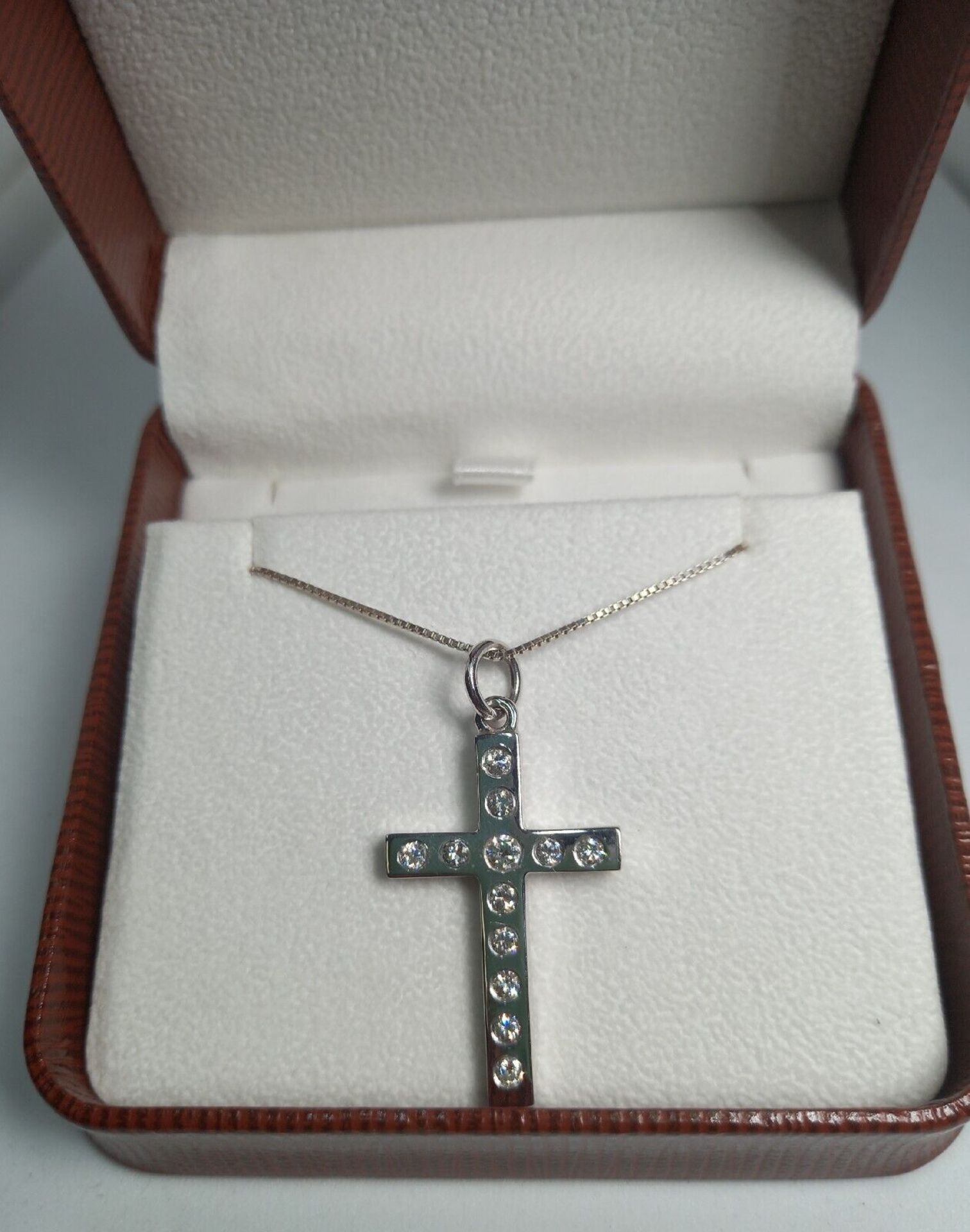 1.30CT HAND MADE DIAMOND CROSS 18CT WHITE GOLD/18CT WHITE GOLD CHAIN + GIFT BOX + VALUATION OF £3995 - Image 5 of 5