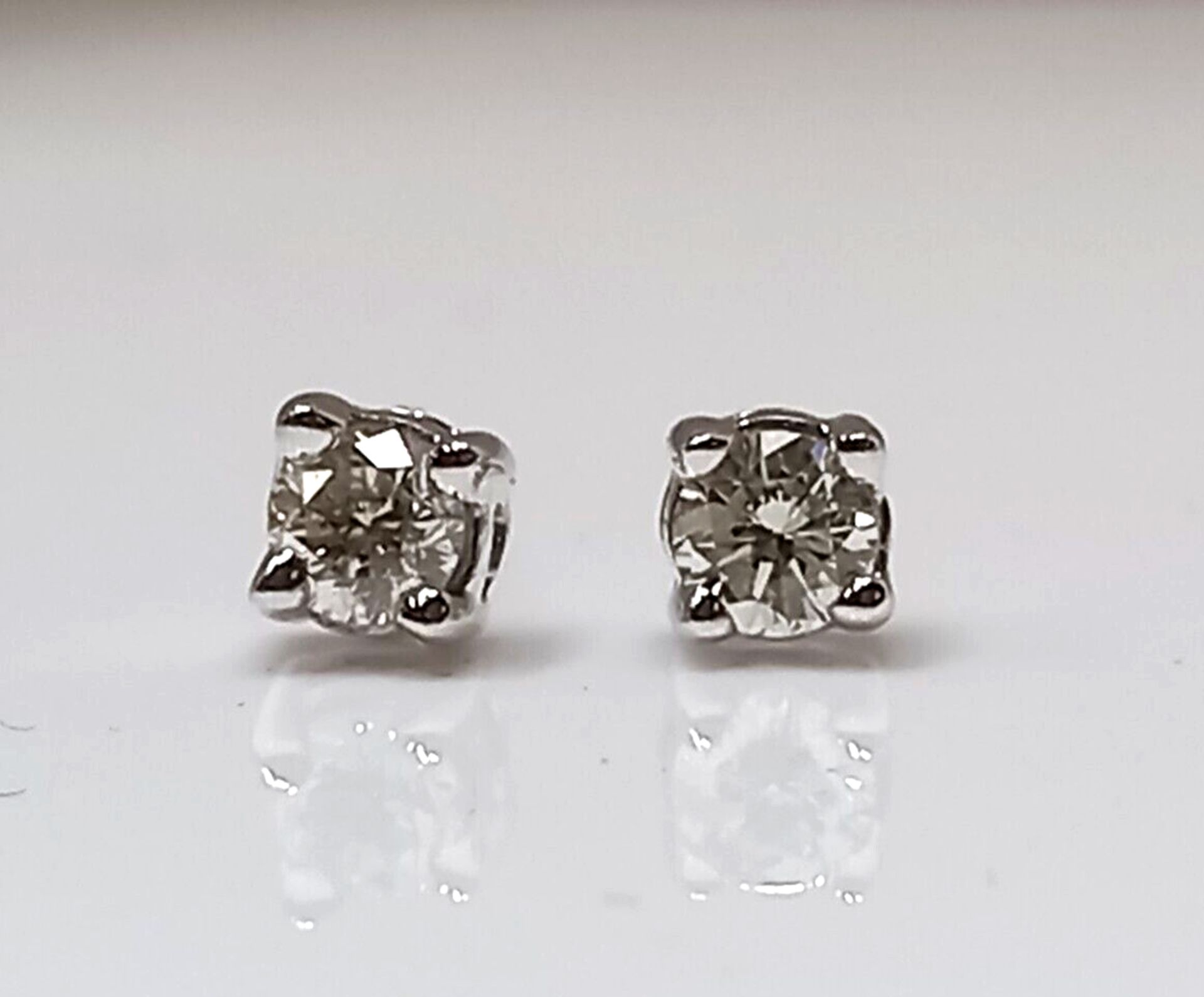 0.50CT DIAMOND STUD EARRINGS 18CT WHITE GOLD IN GIFT BOX WITH VALUATION CERTIFICATE OF £2495 - Image 2 of 5