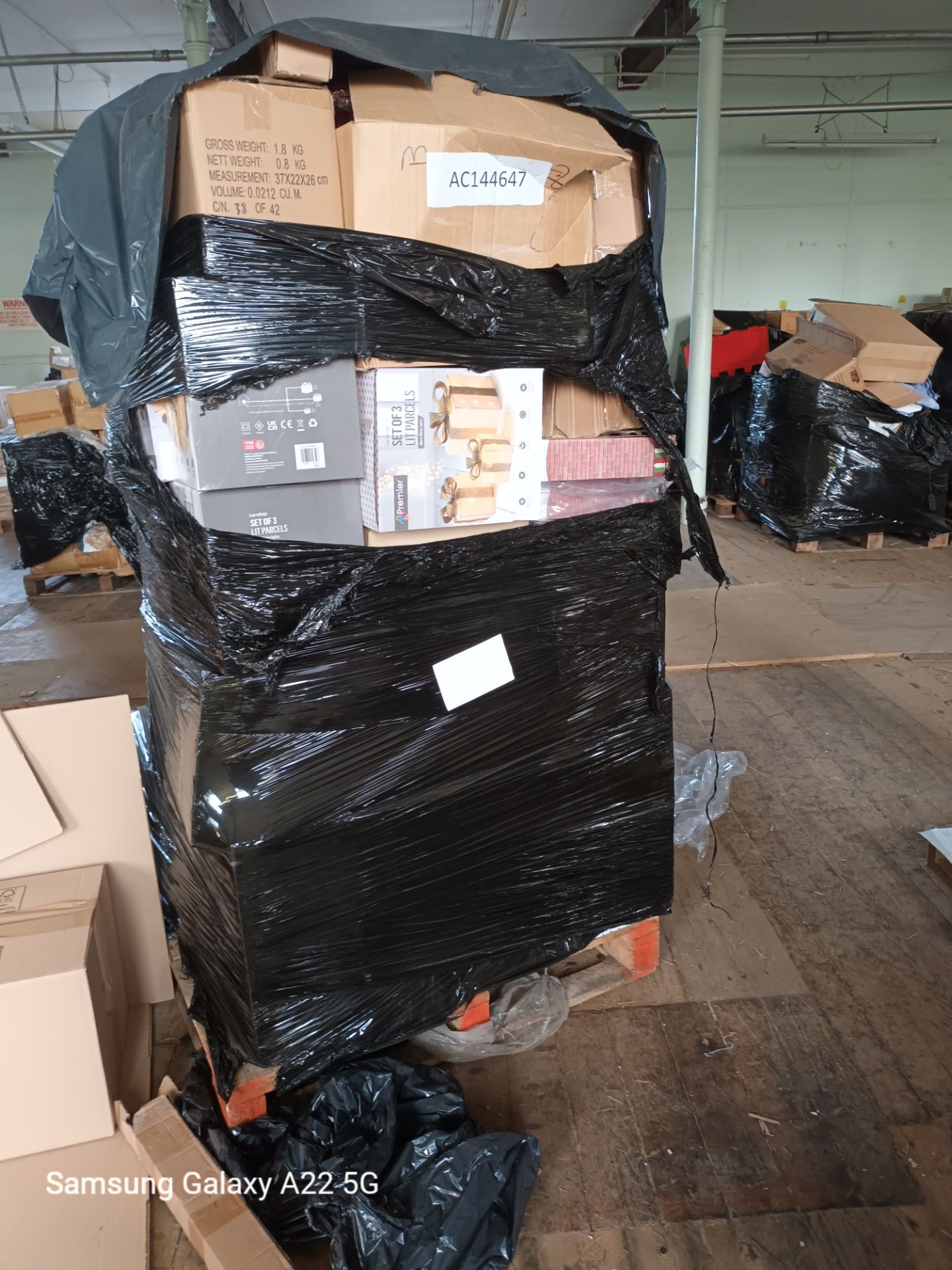 PALLET OF BRAND NEW MIXED CHRISTMAS DECORATIONS - SEE ALL IMAGES!